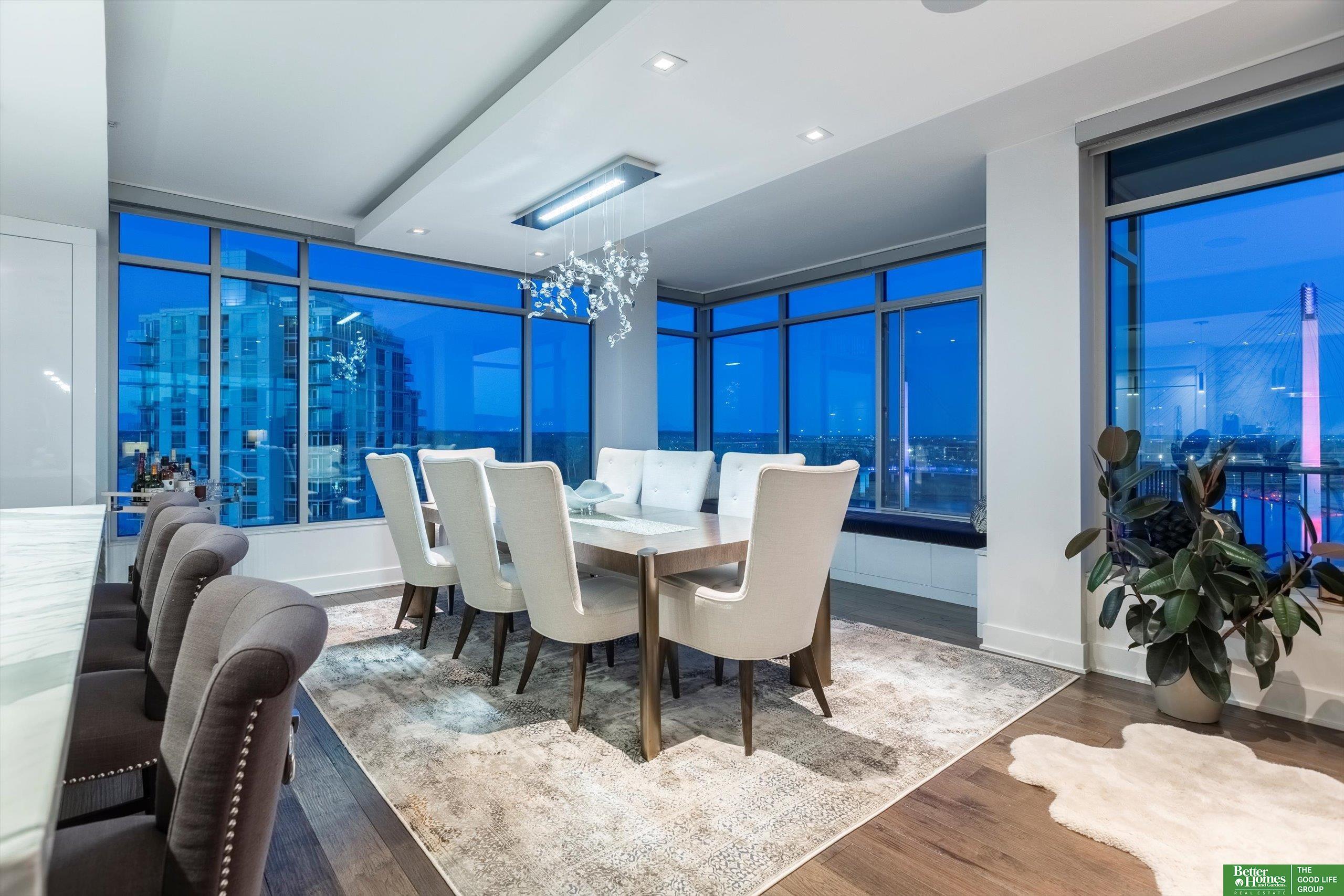 555 Riverfront Plaza # 902
