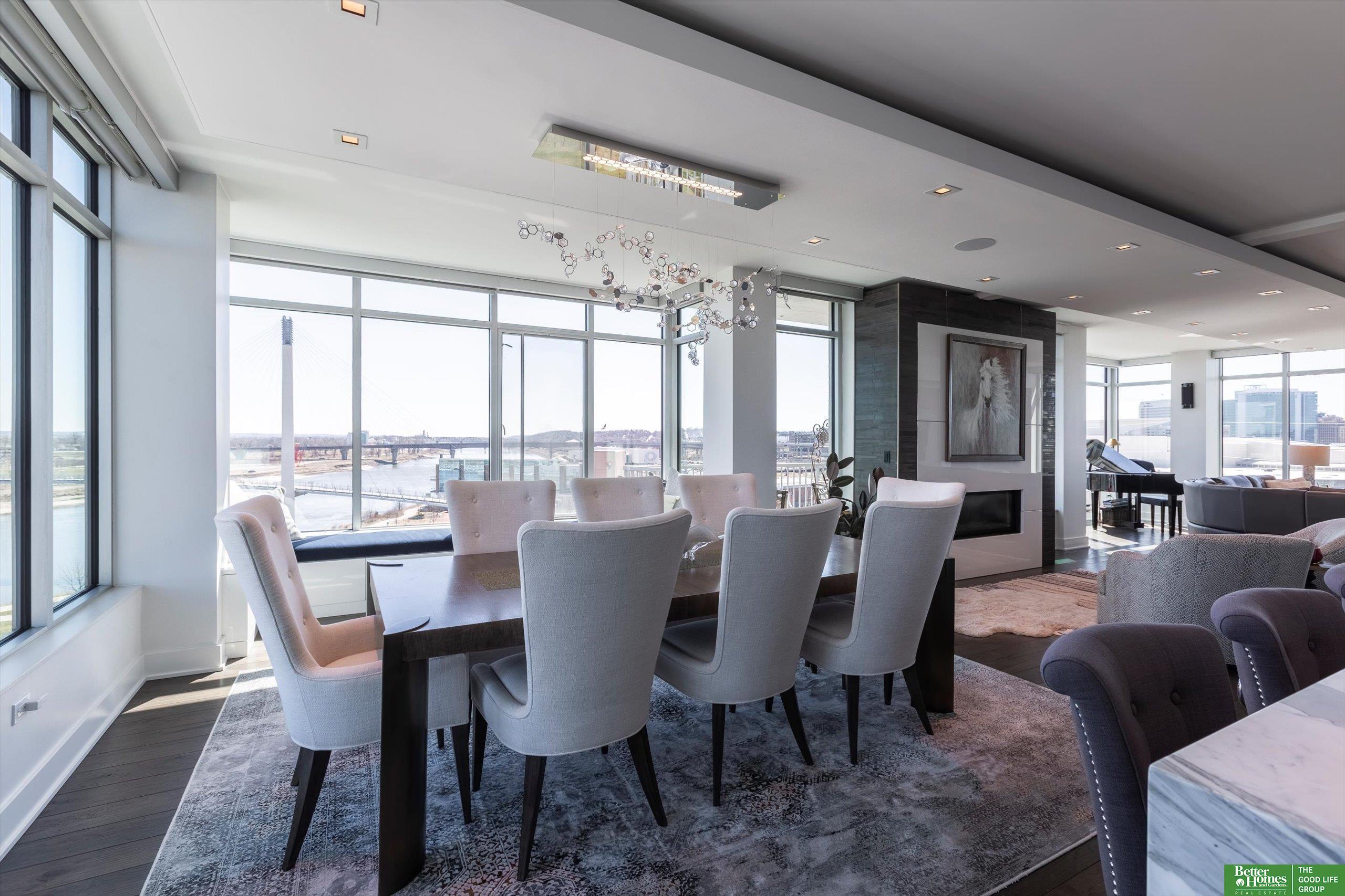 555 Riverfront Plaza # 902