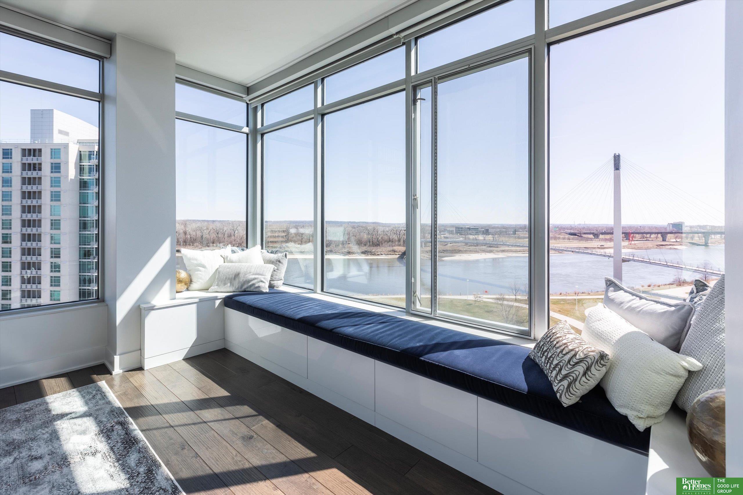 555 Riverfront Plaza # 902