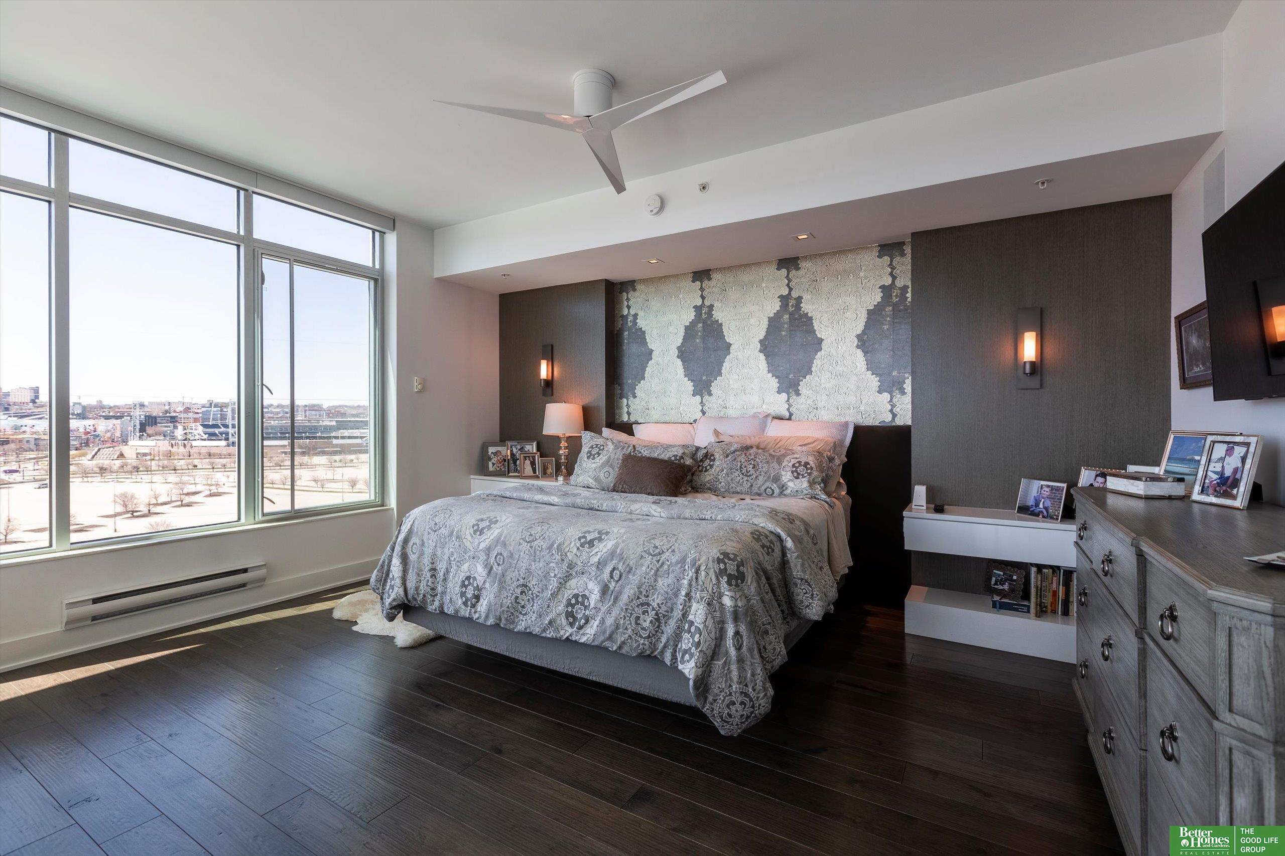 555 Riverfront Plaza # 902