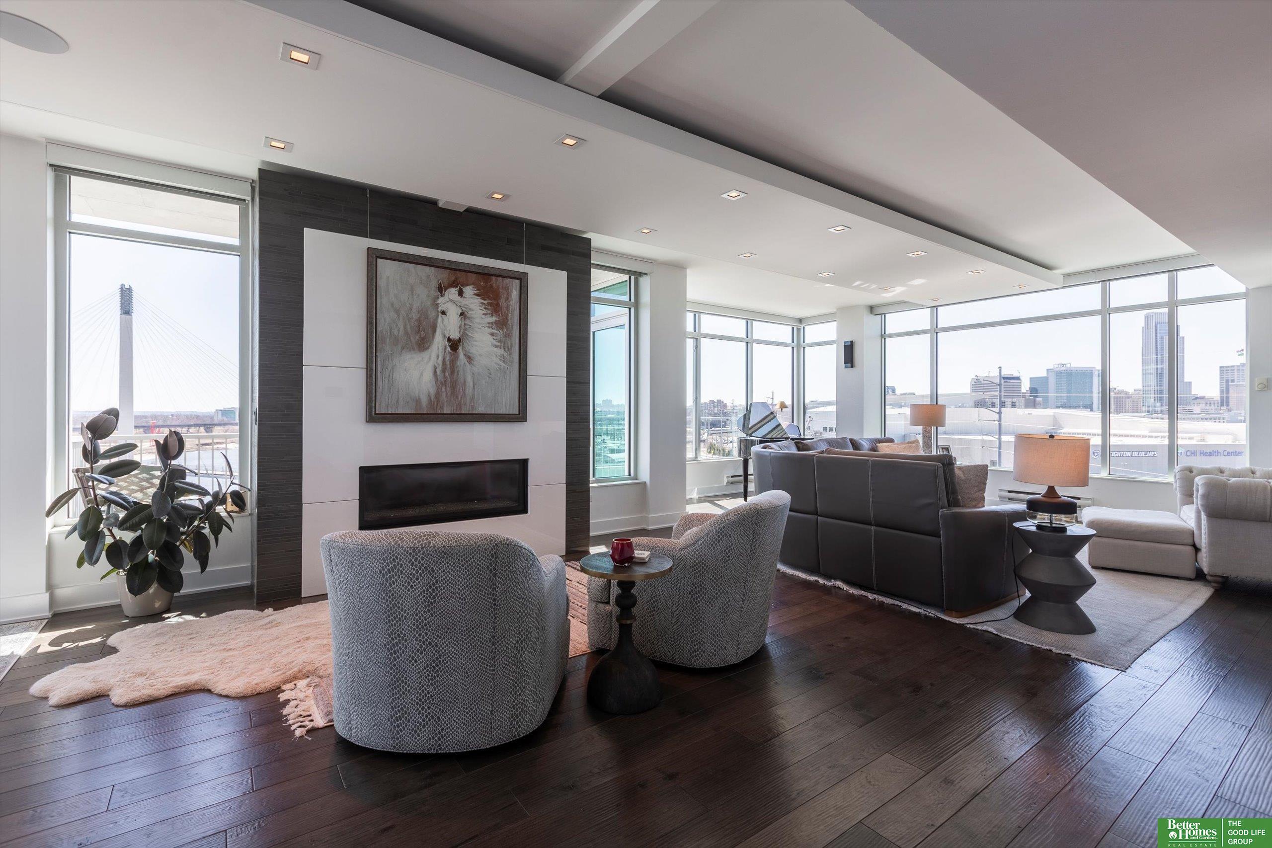 555 Riverfront Plaza # 902