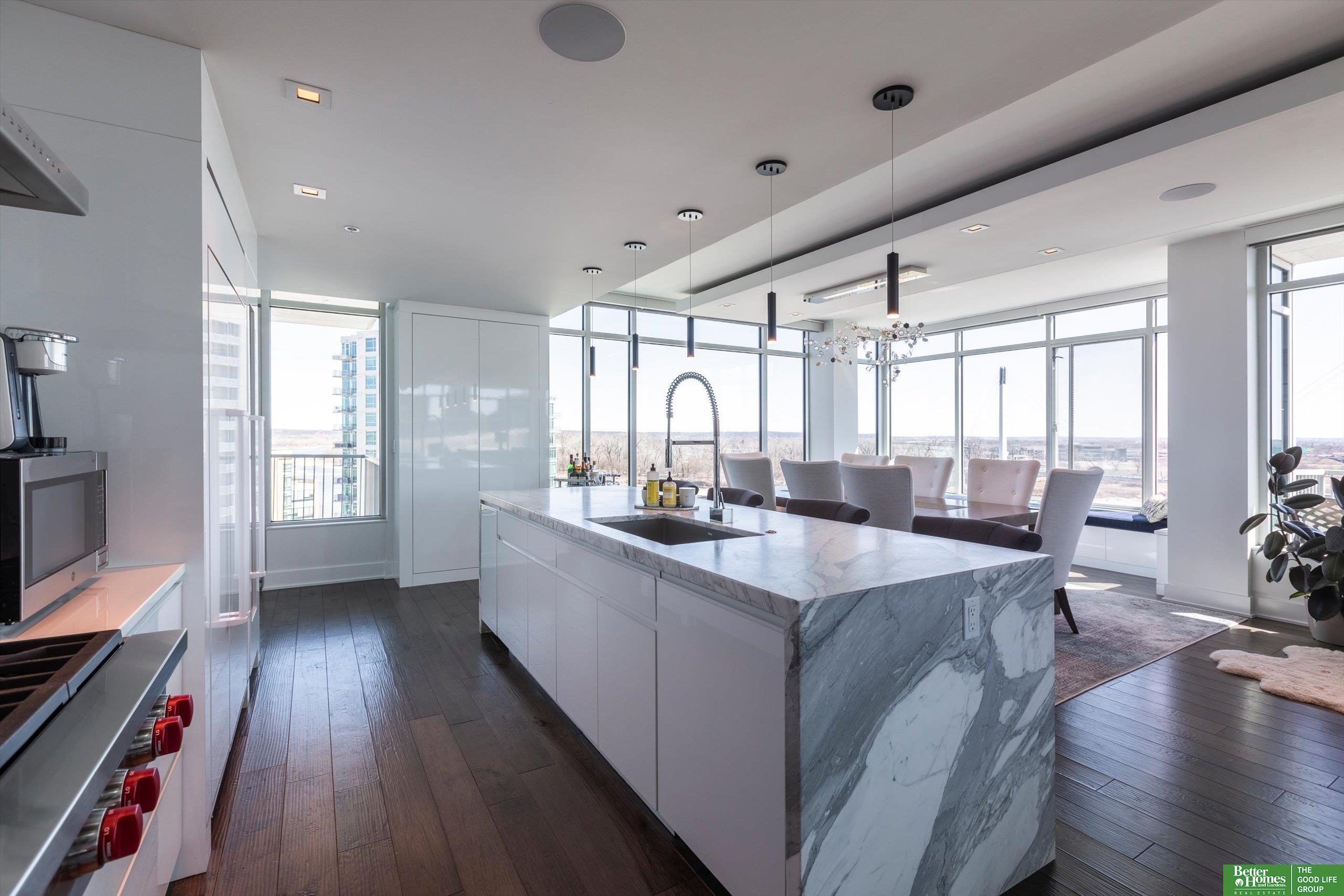 555 Riverfront Plaza # 902