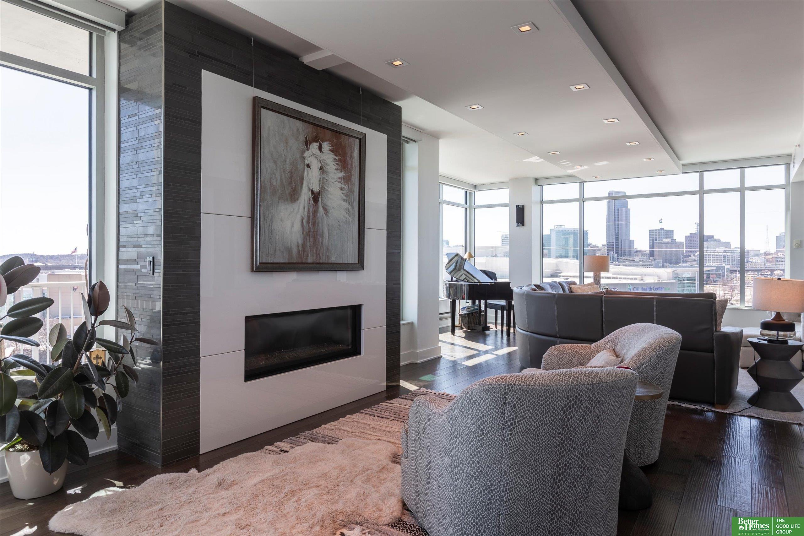 555 Riverfront Plaza # 902