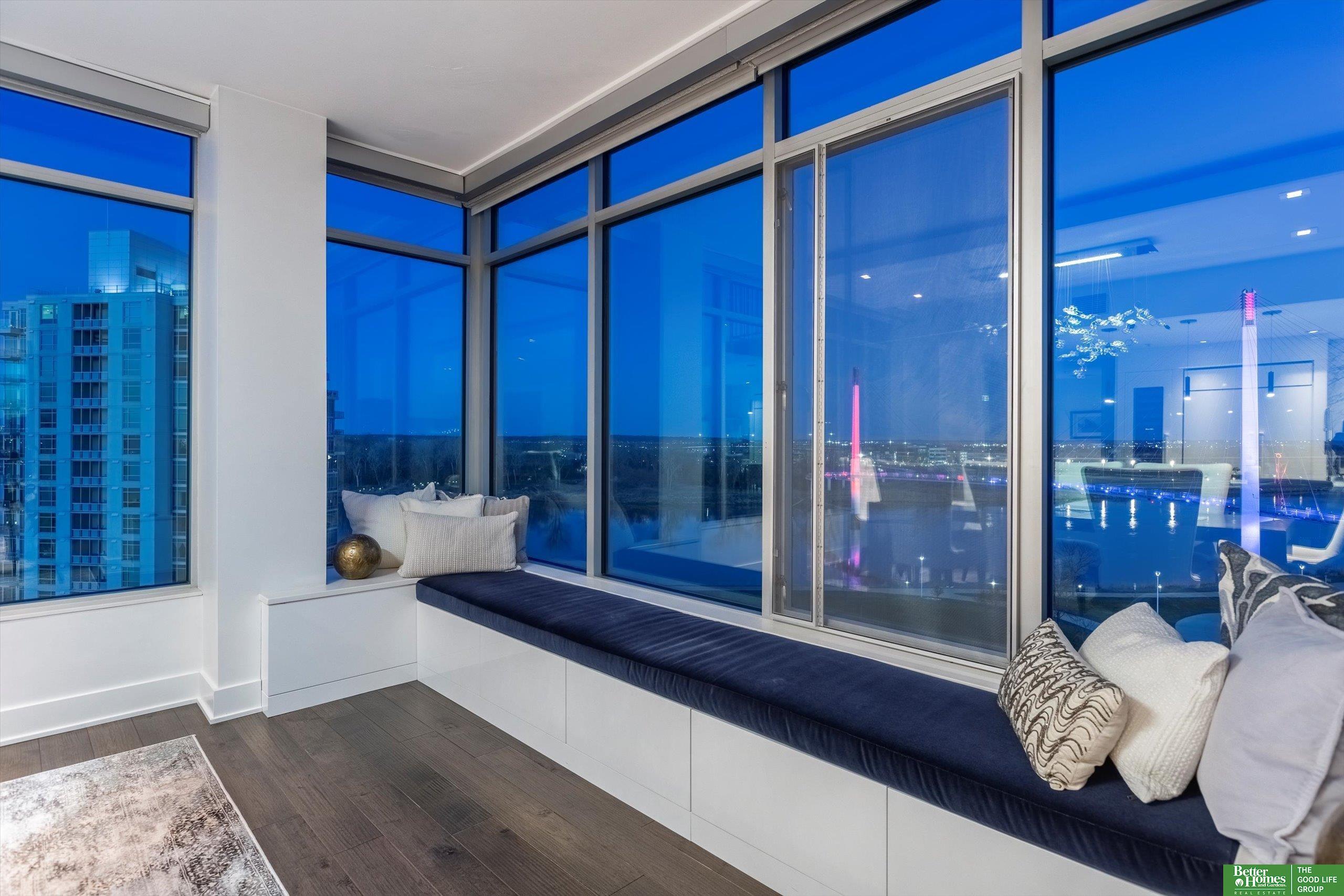 555 Riverfront Plaza # 902
