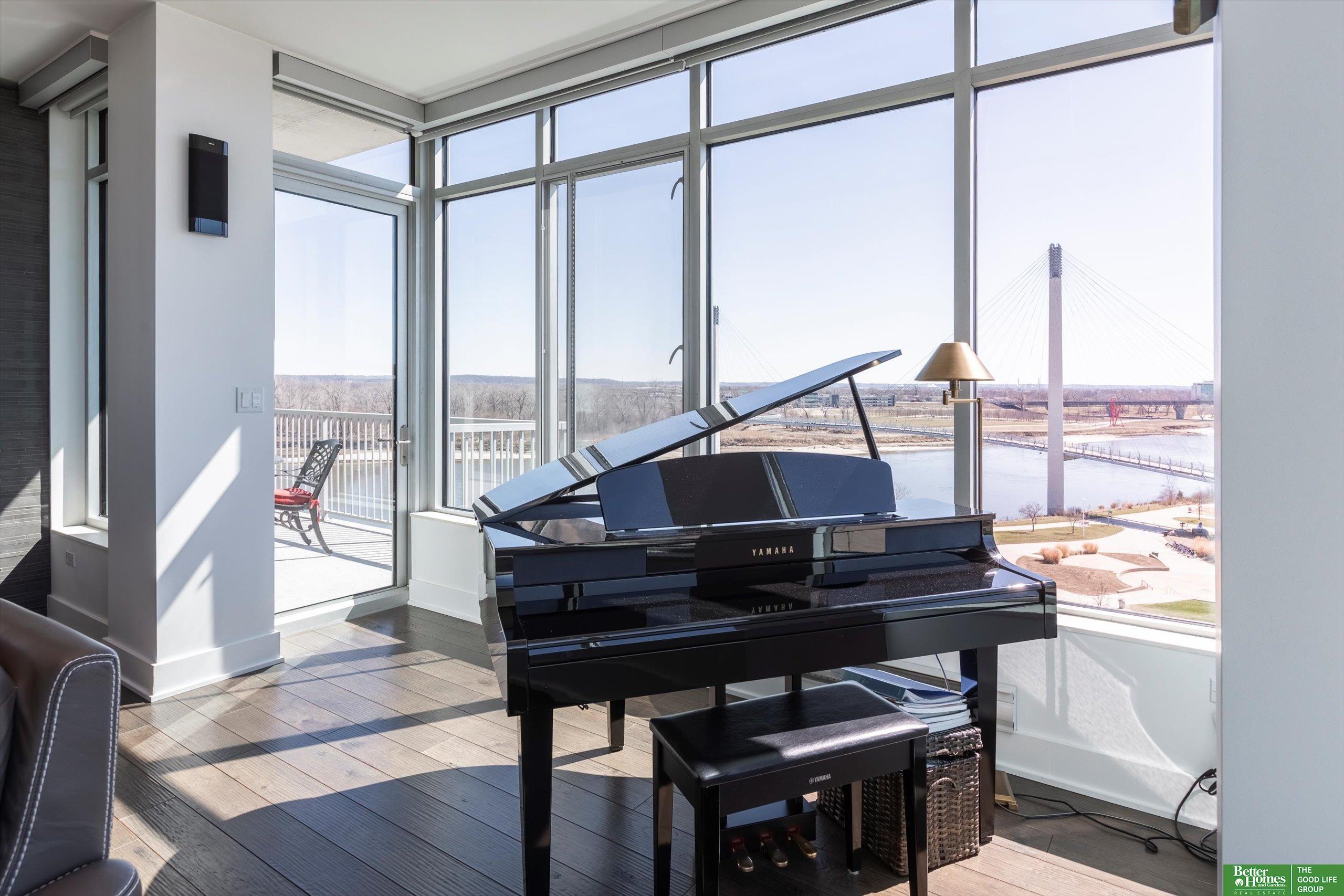 555 Riverfront Plaza # 902