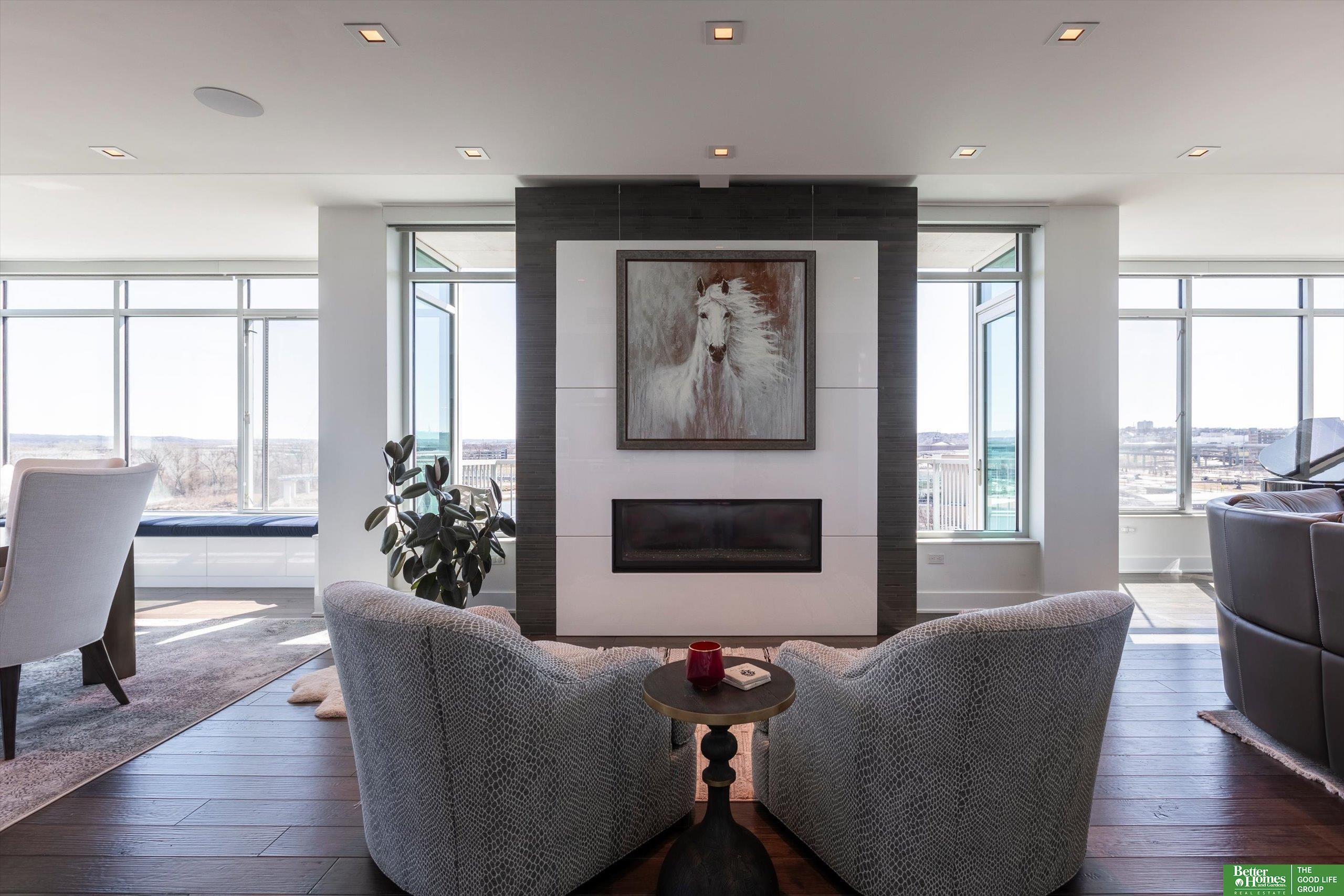 555 Riverfront Plaza # 902