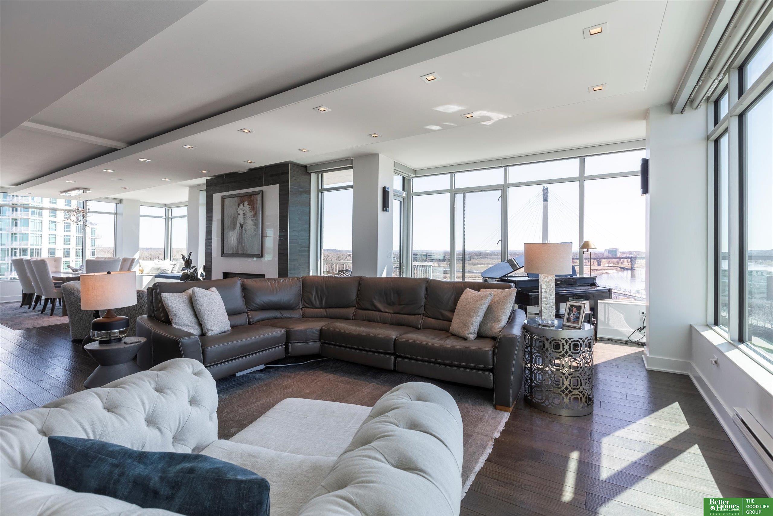 555 Riverfront Plaza # 902