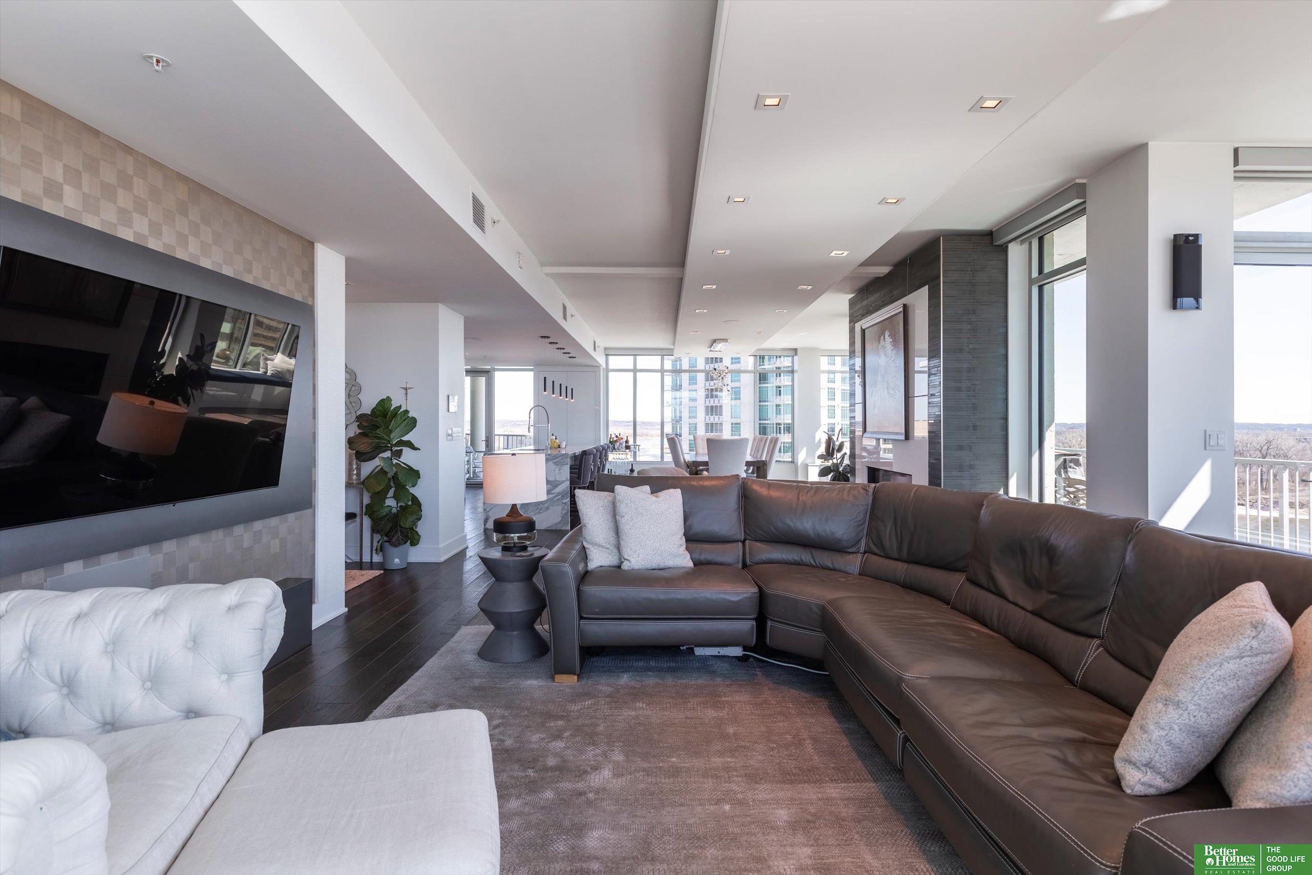 555 Riverfront Plaza # 902