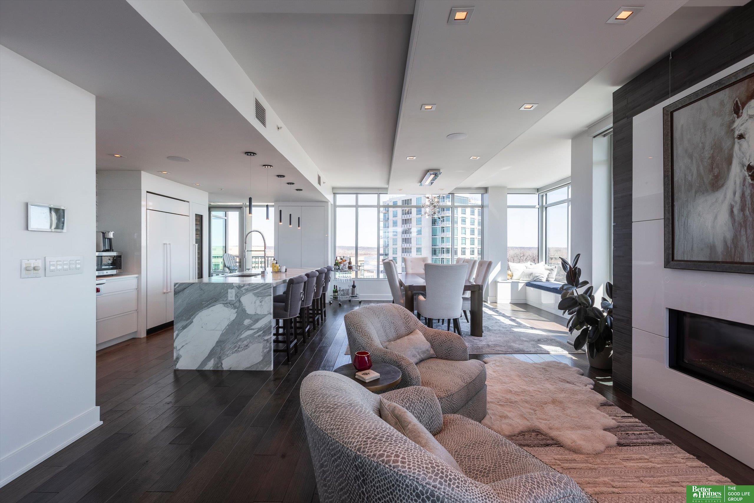 555 Riverfront Plaza # 902