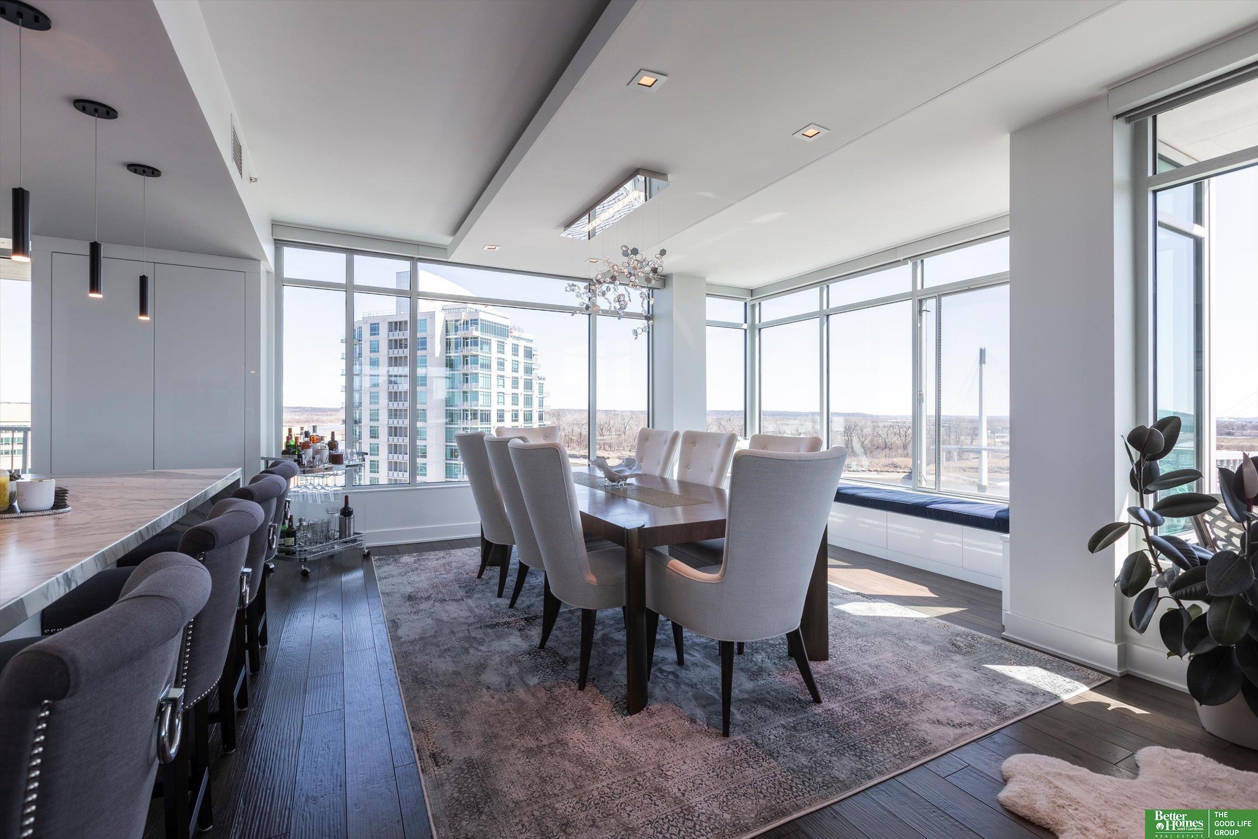 555 Riverfront Plaza # 902