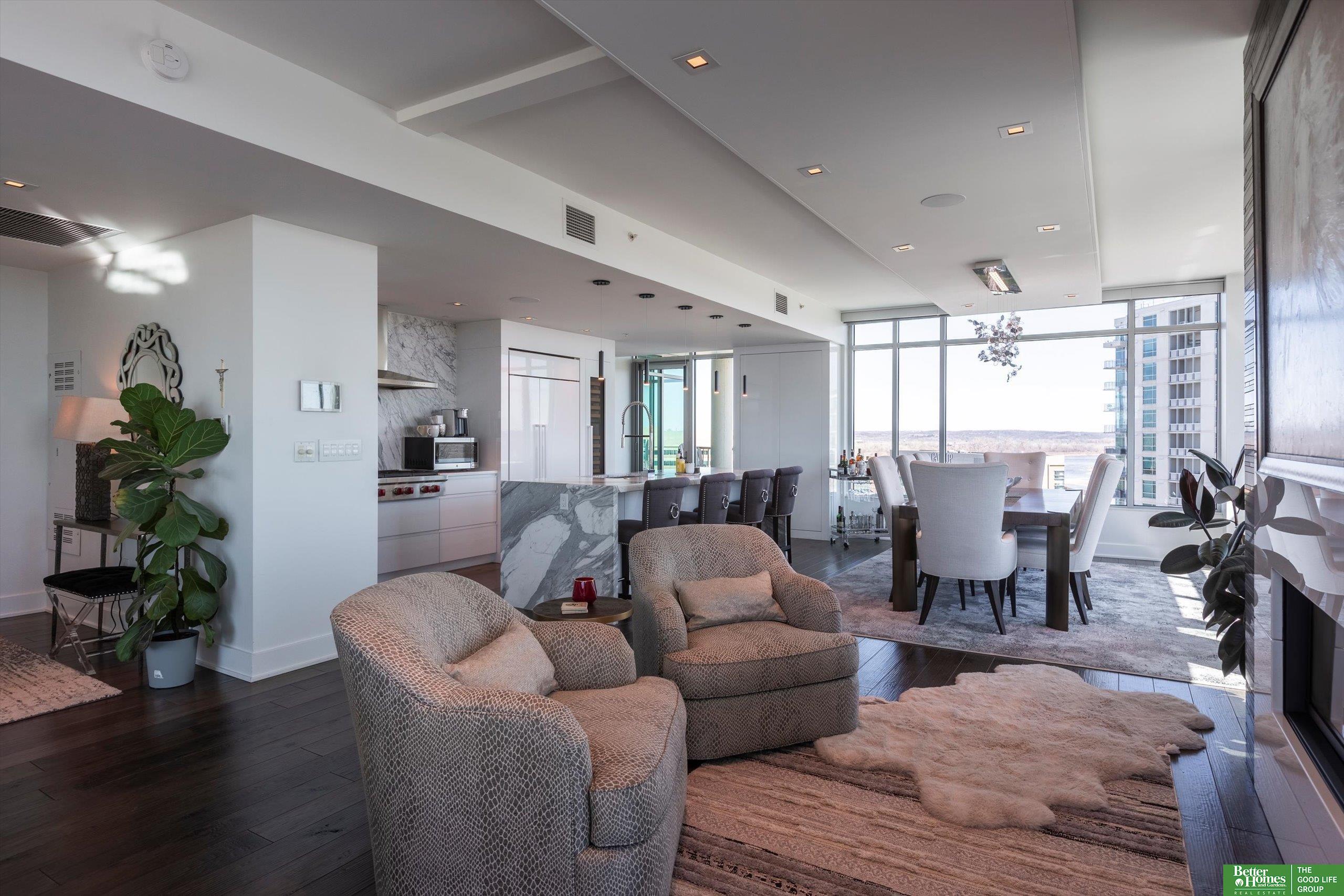 555 Riverfront Plaza # 902