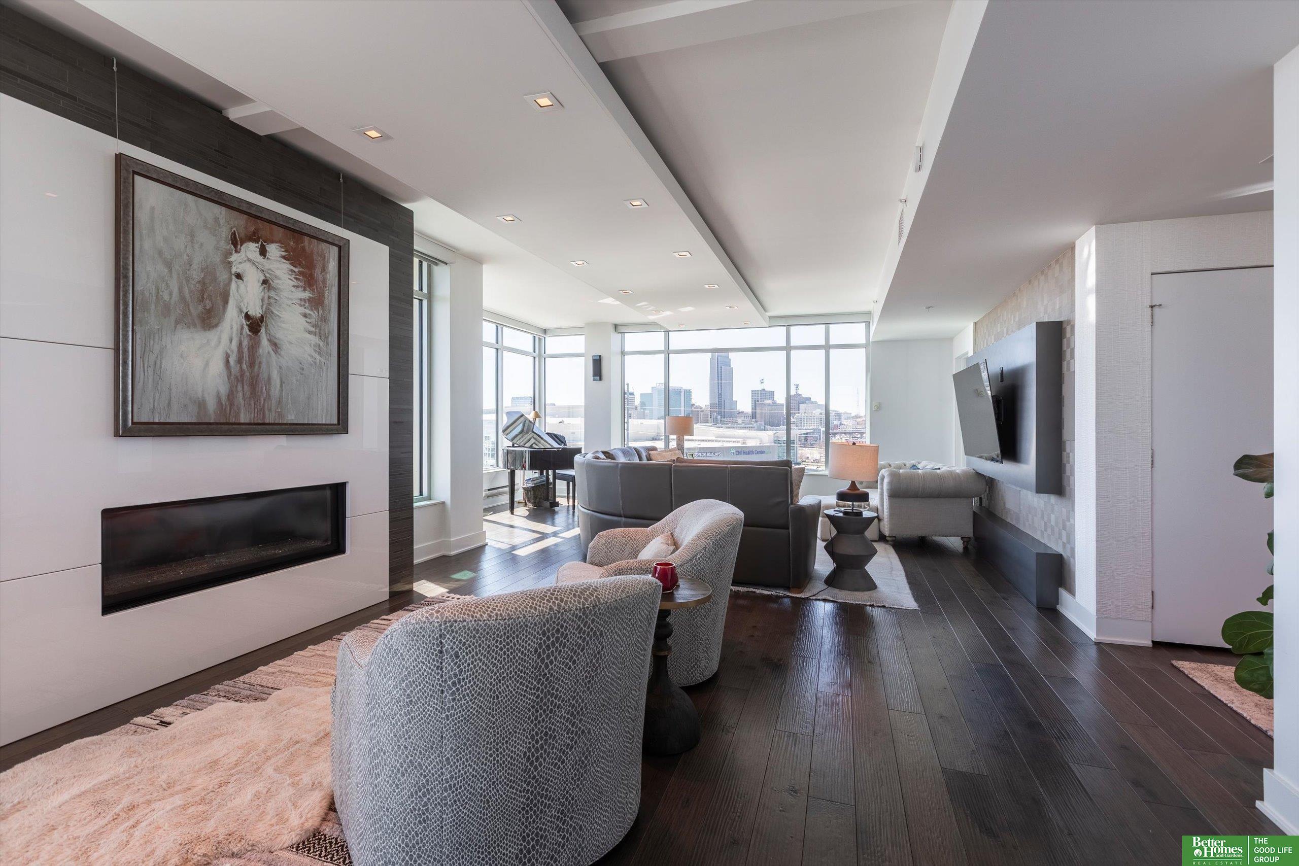 555 Riverfront Plaza # 902
