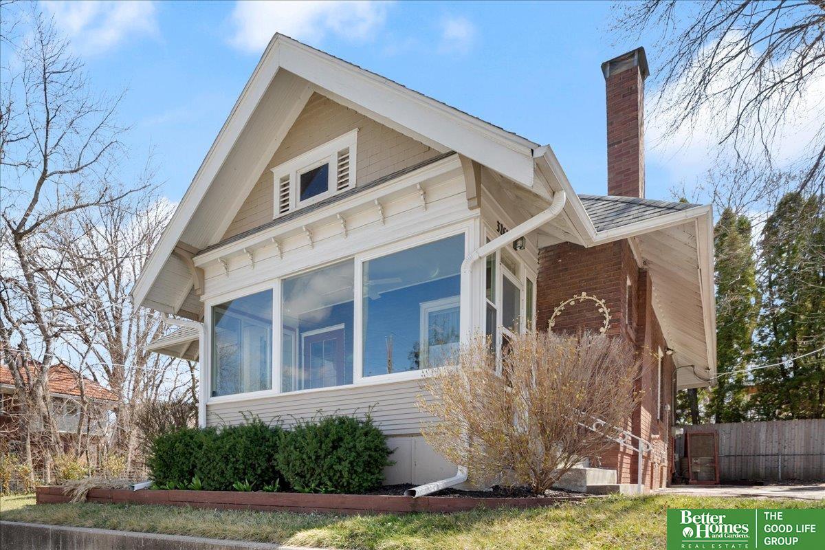 3267 Center Street