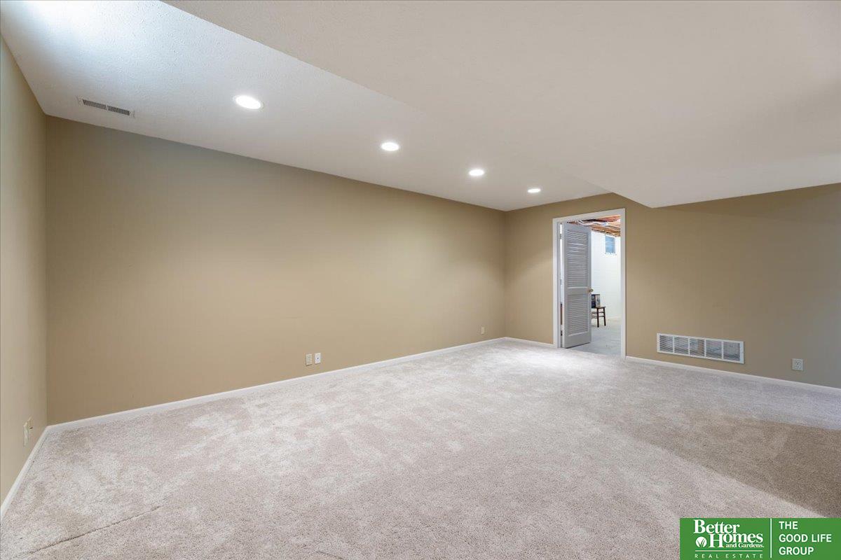 410 S 158 Circle
