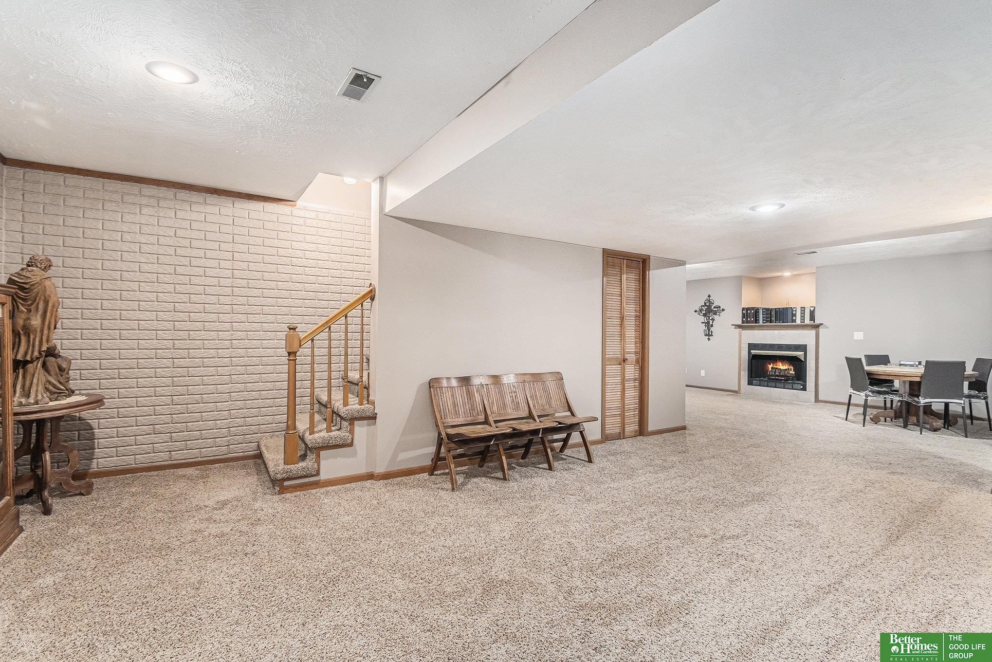 11211 Woolworth Plaza