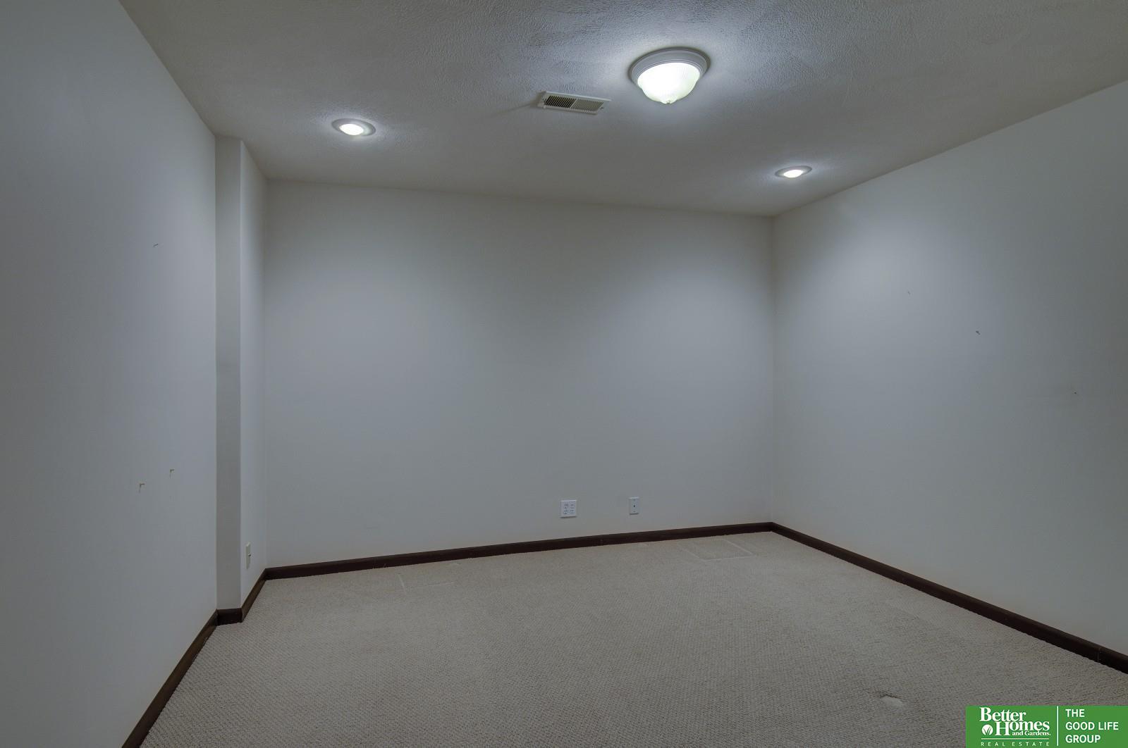12117 Y Plaza
