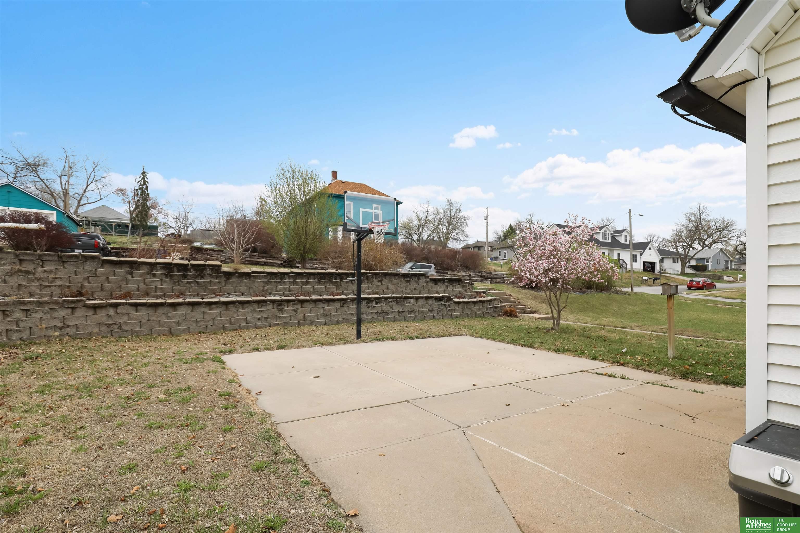 407 E 3rd Street