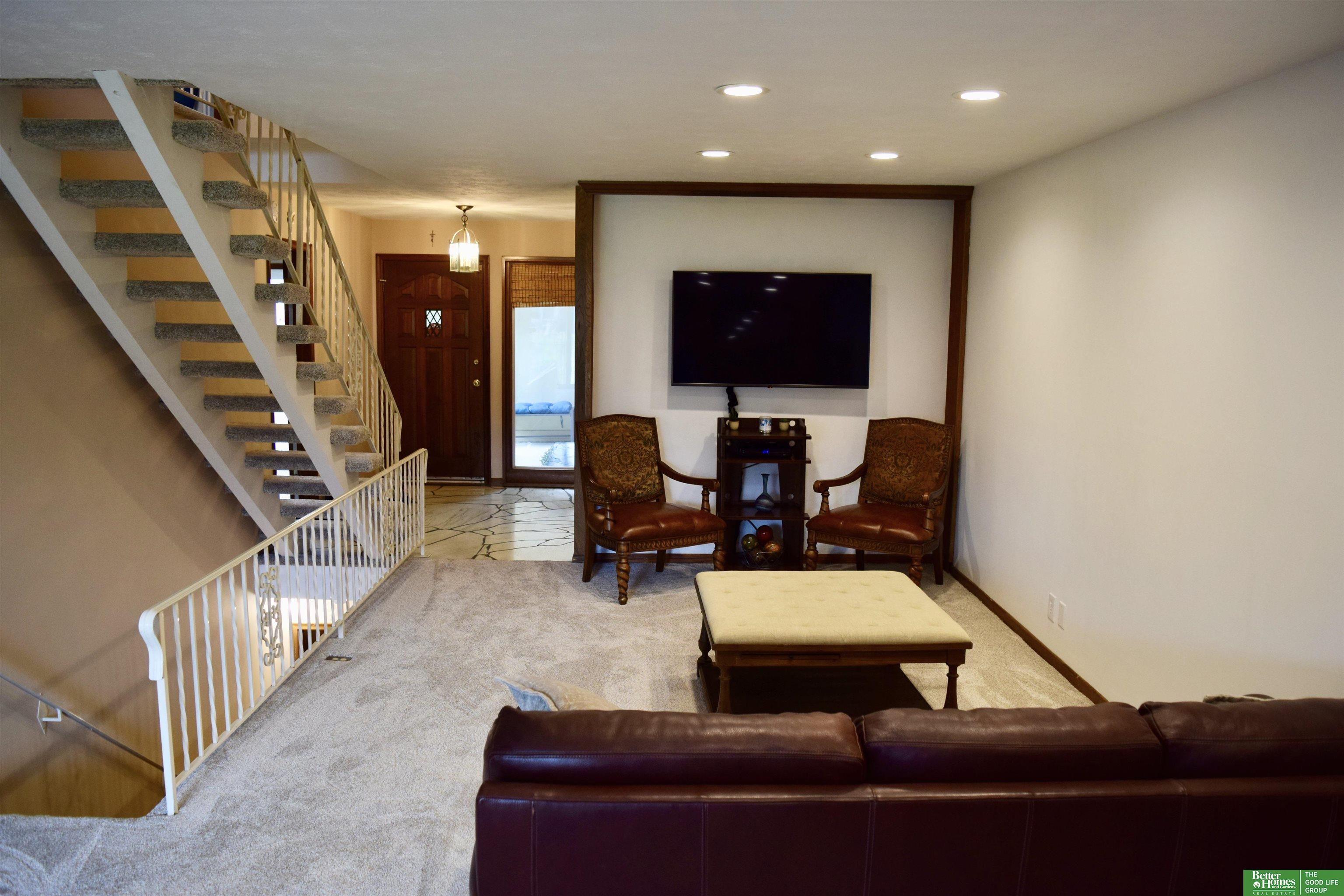 6013 Oakcrest Plaza # 33