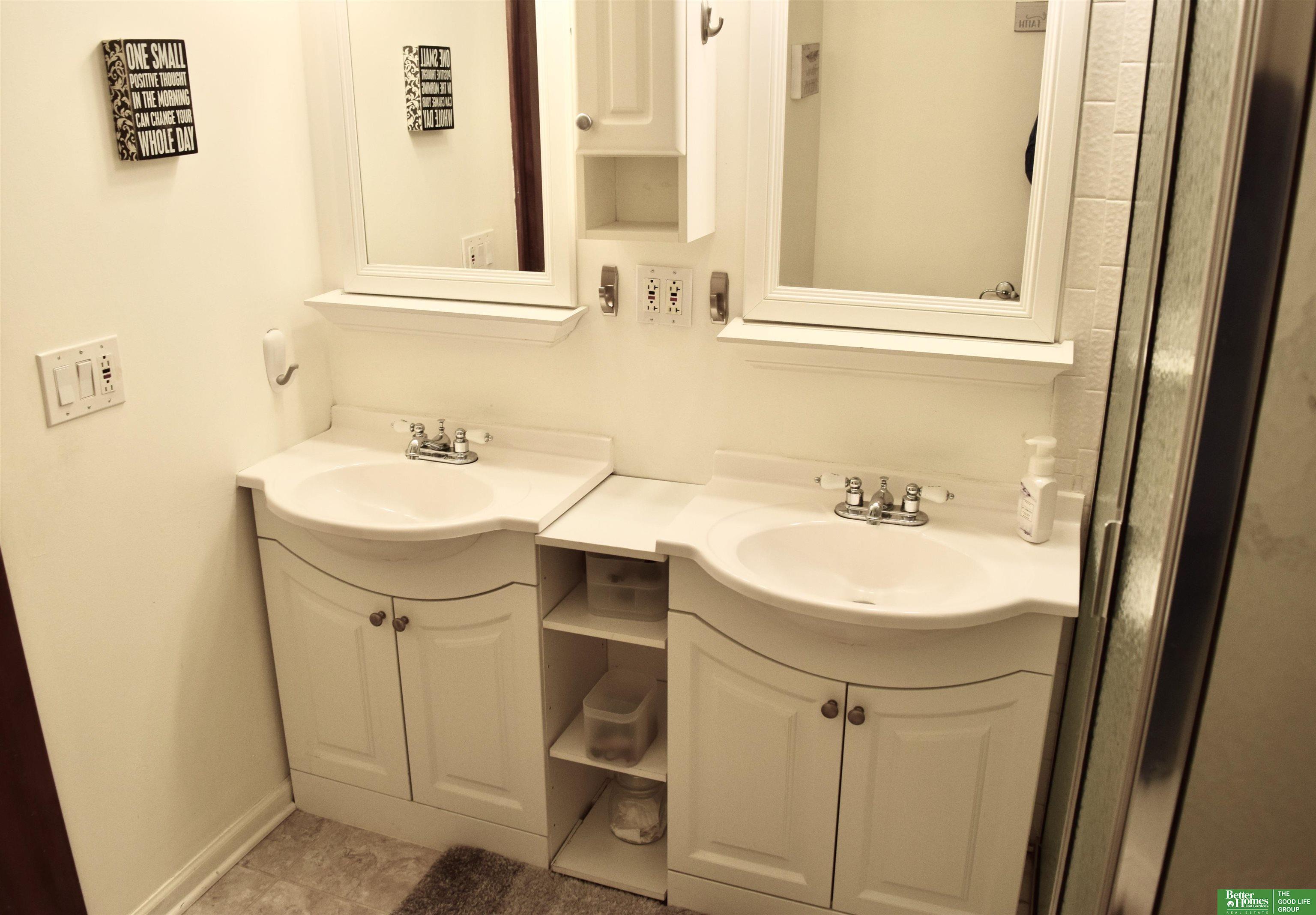 6013 Oakcrest Plaza # 33
