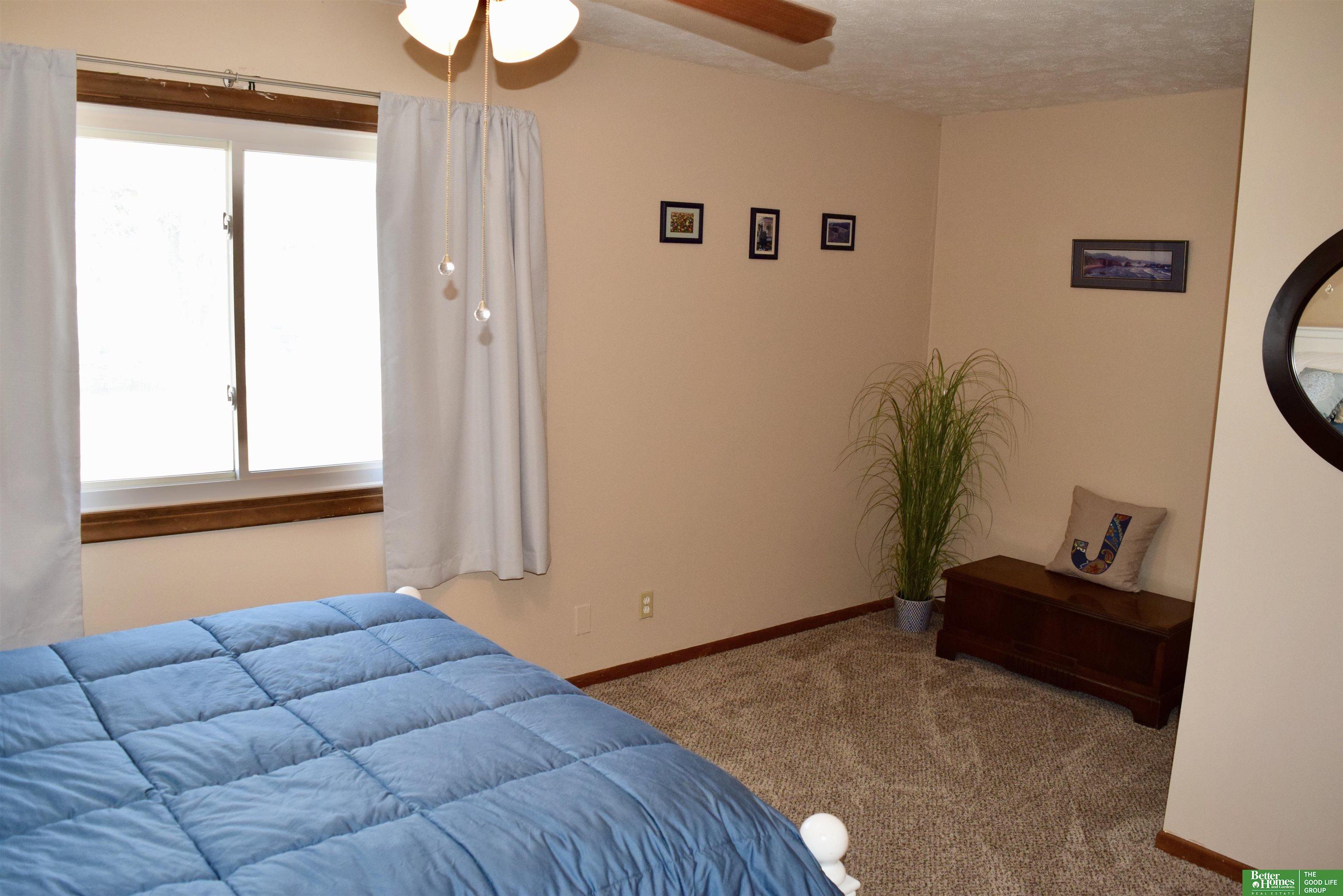 6013 Oakcrest Plaza # 33