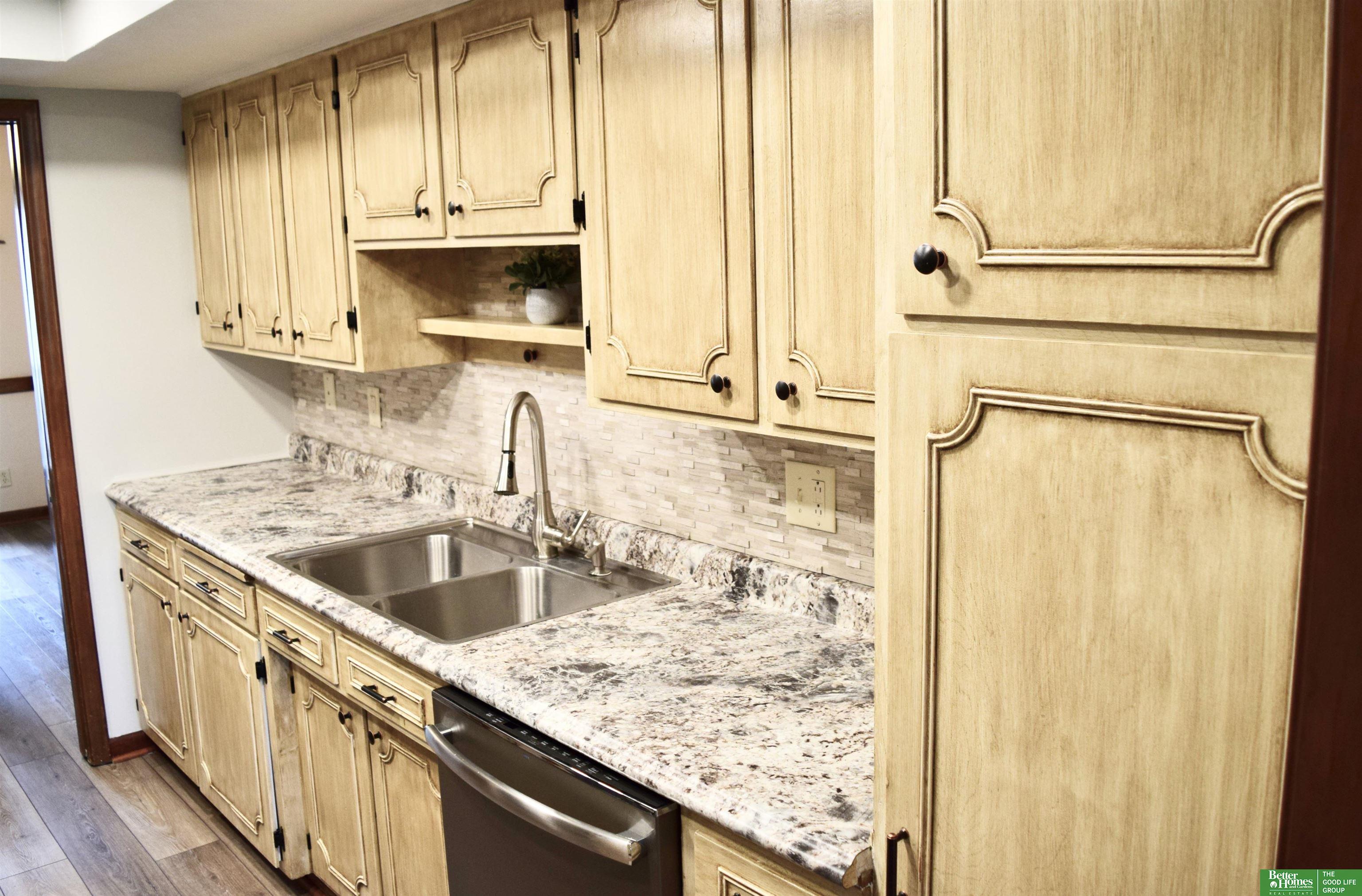 6013 Oakcrest Plaza # 33