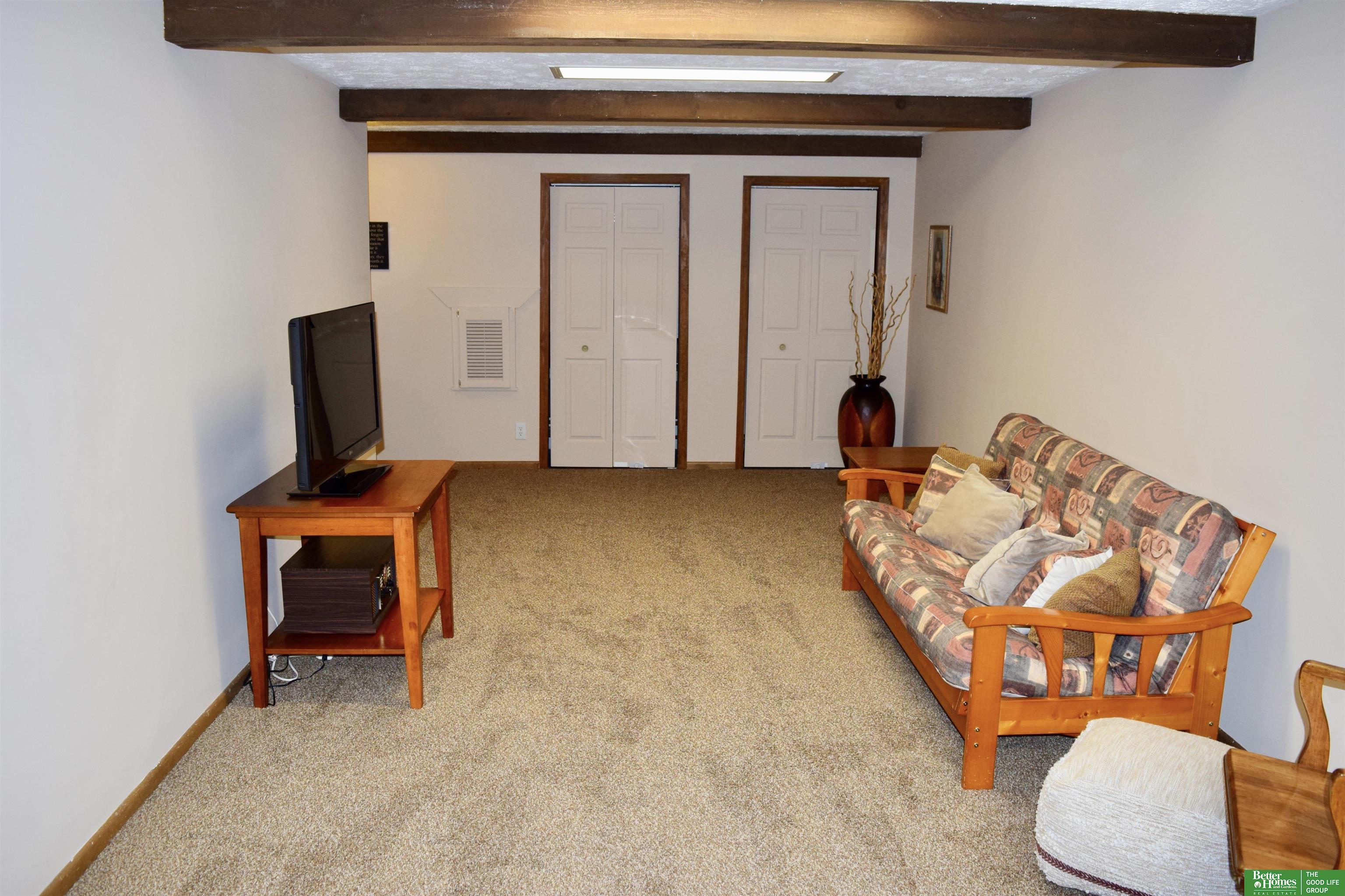 6013 Oakcrest Plaza # 33