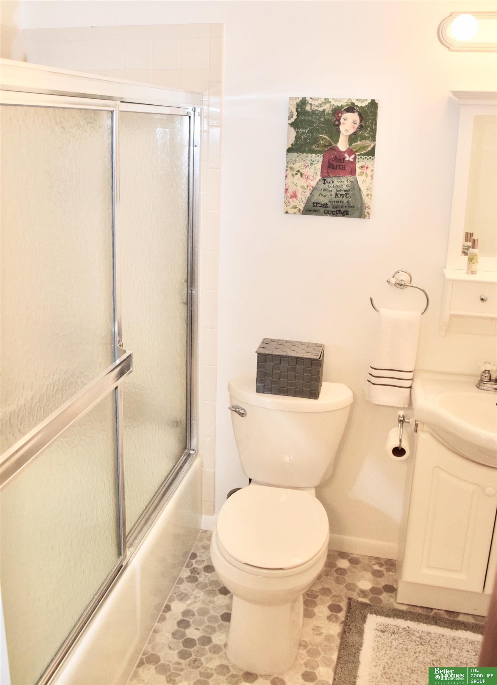 6013 Oakcrest Plaza # 33