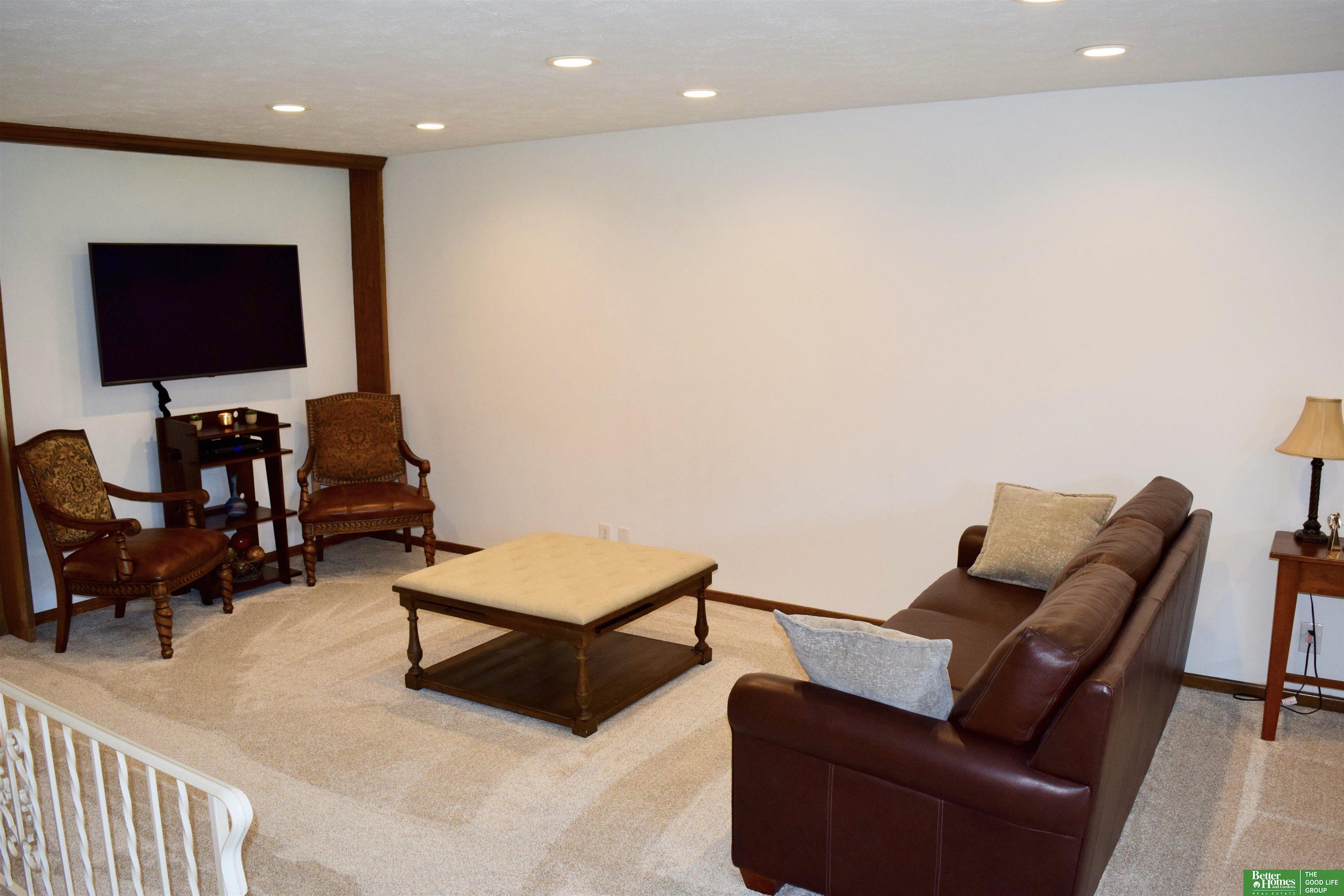 6013 Oakcrest Plaza # 33