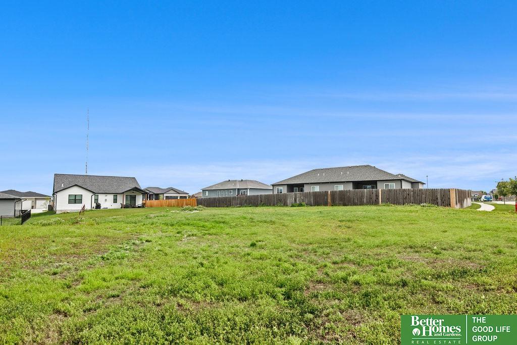 7600 Maxine Drive
