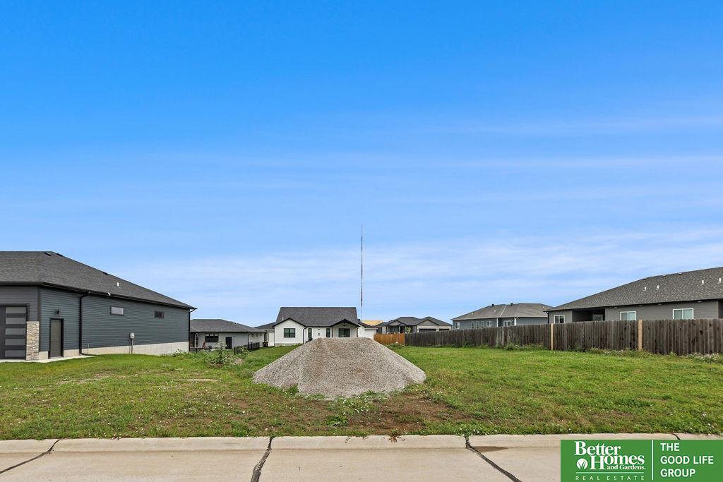 7600 Maxine Drive