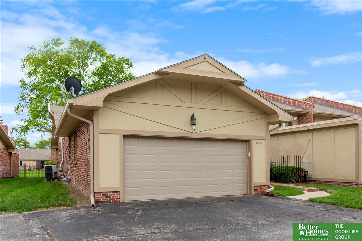 6024 Oakcrest Plaza # 13