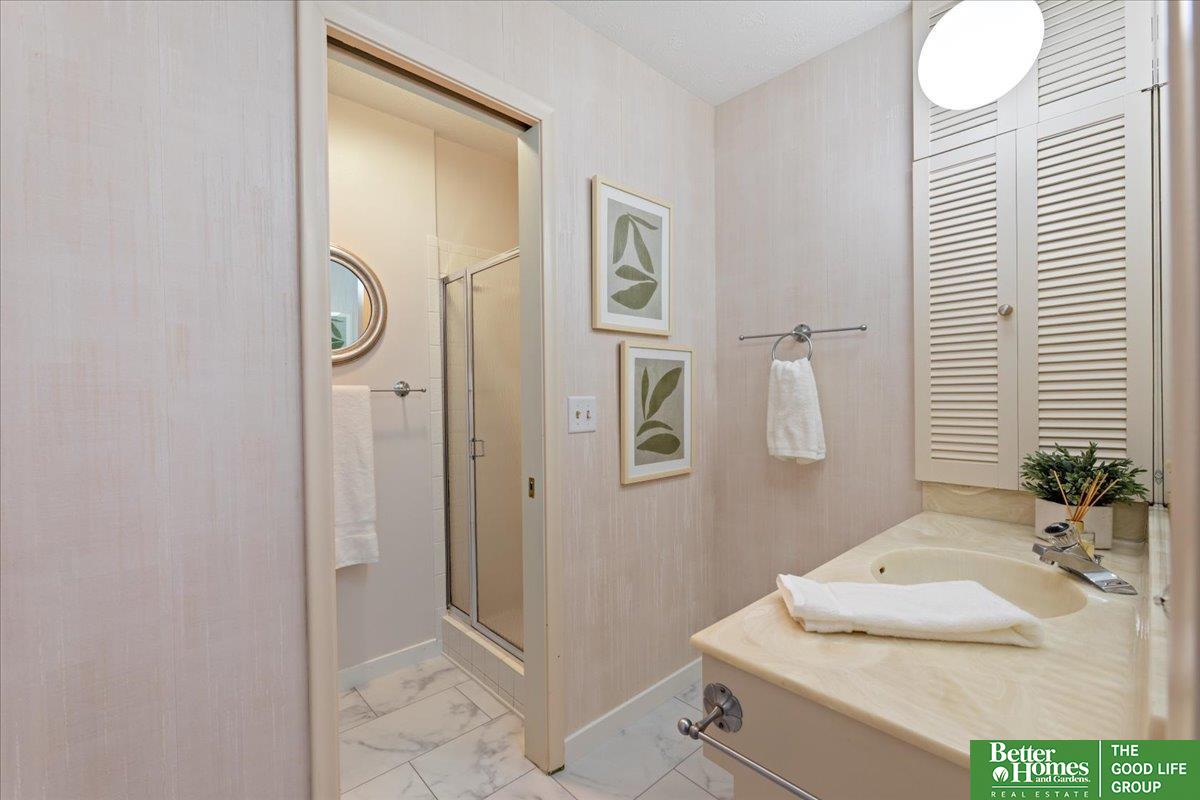 6024 Oakcrest Plaza # 13