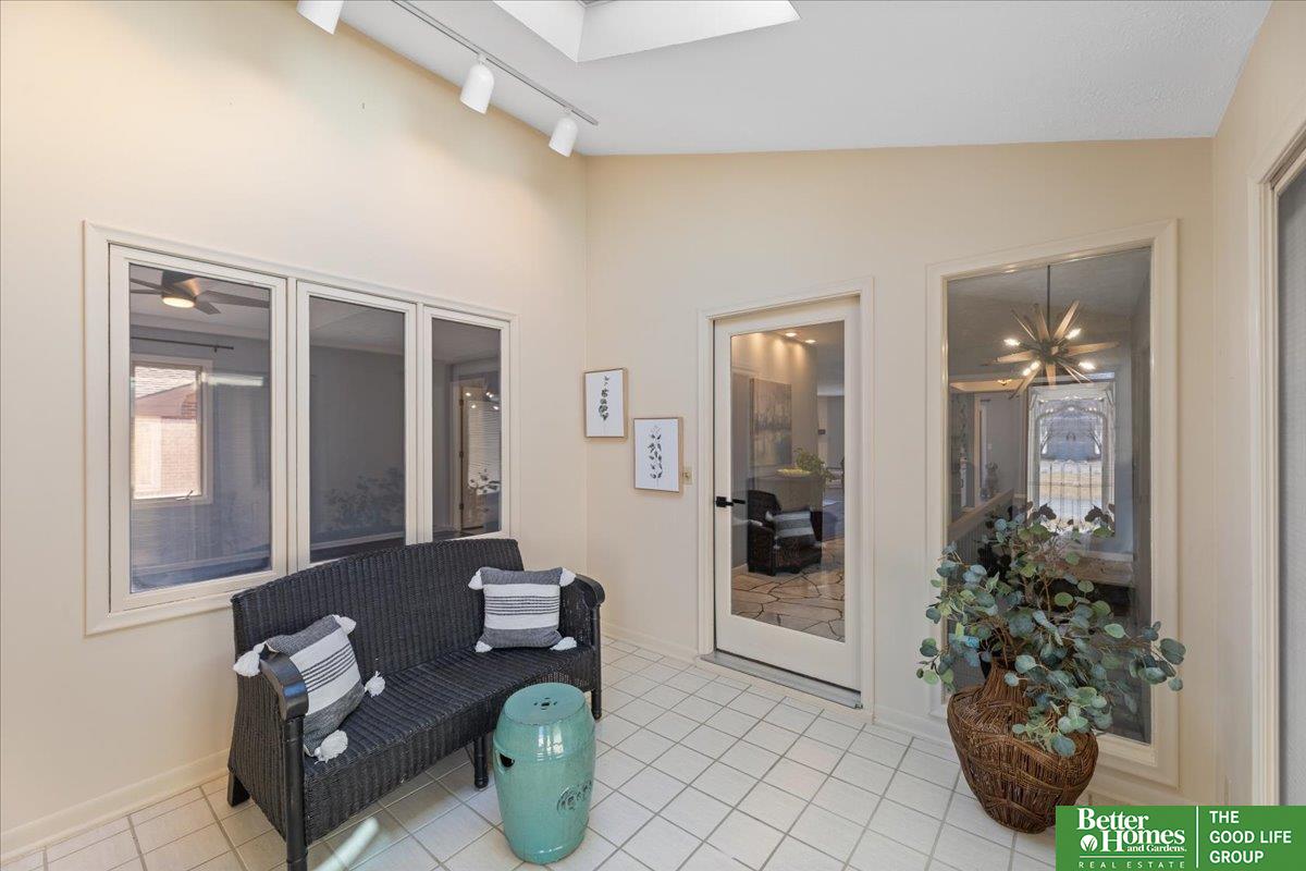 6024 Oakcrest Plaza # 13