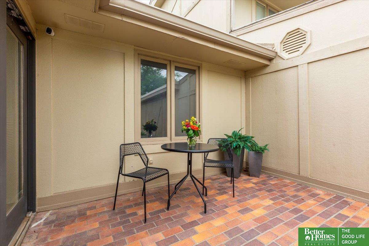 6024 Oakcrest Plaza # 13
