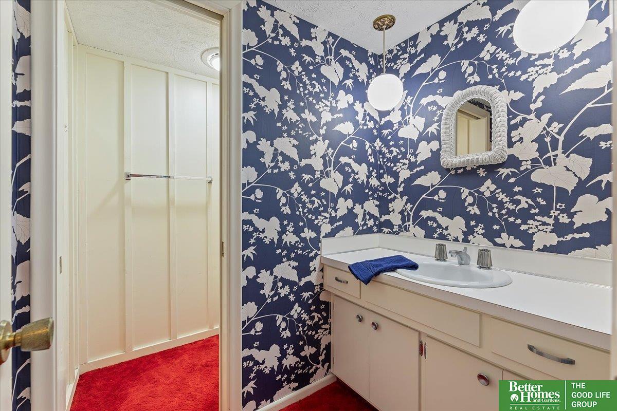 6024 Oakcrest Plaza # 13