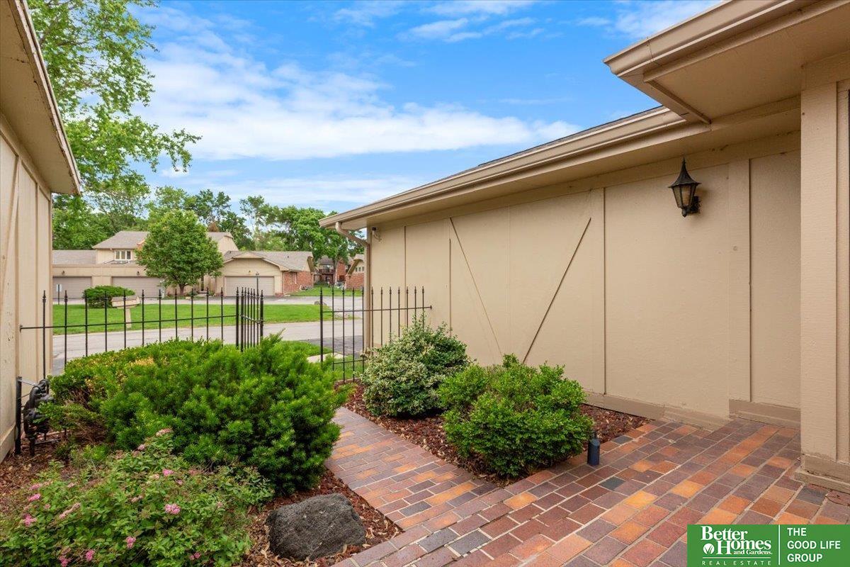 6024 Oakcrest Plaza # 13
