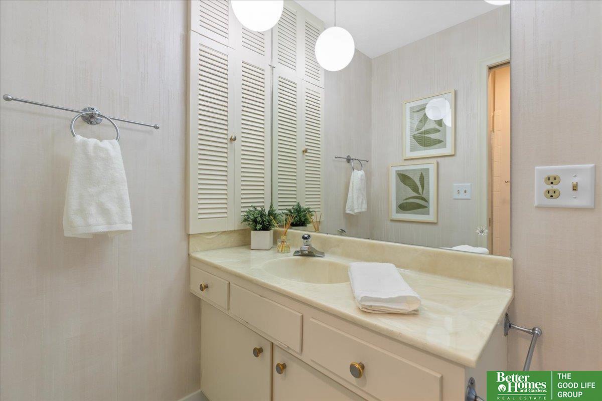 6024 Oakcrest Plaza # 13