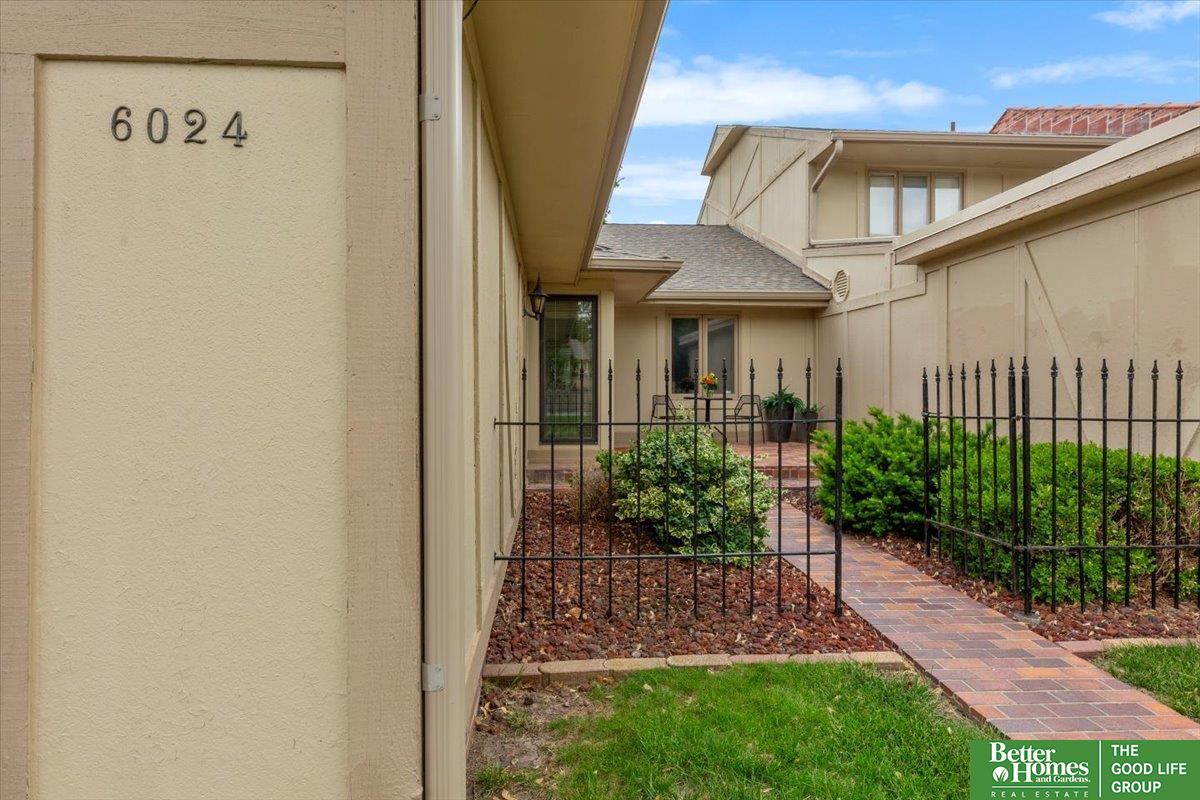 6024 Oakcrest Plaza # 13
