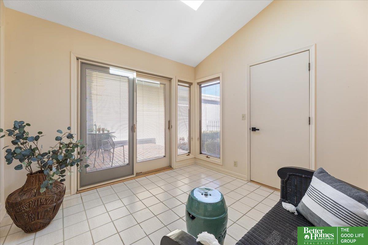 6024 Oakcrest Plaza # 13