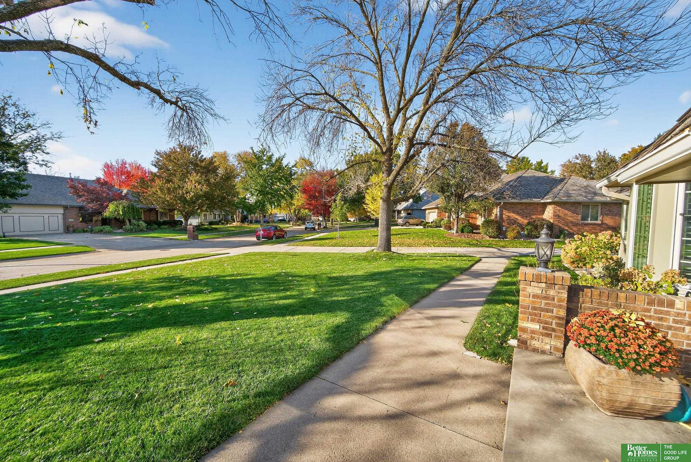 1433 N 102 Avenue