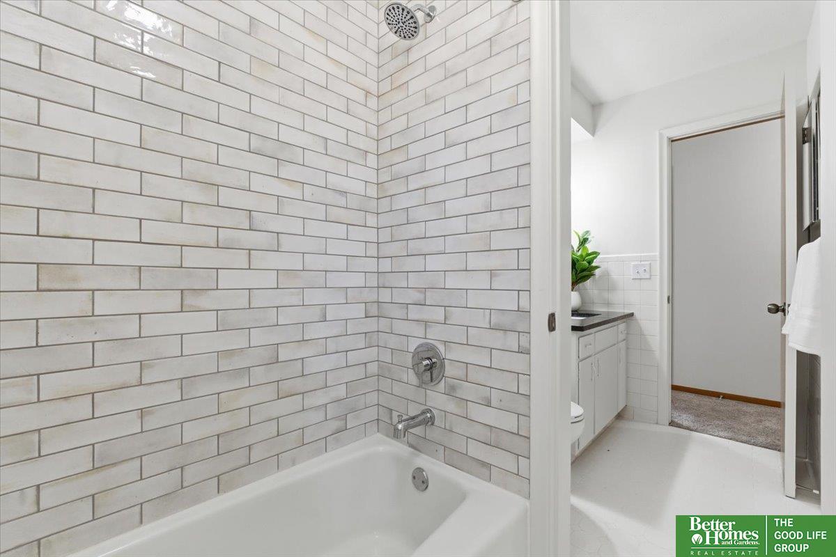 2211 N 137th Street