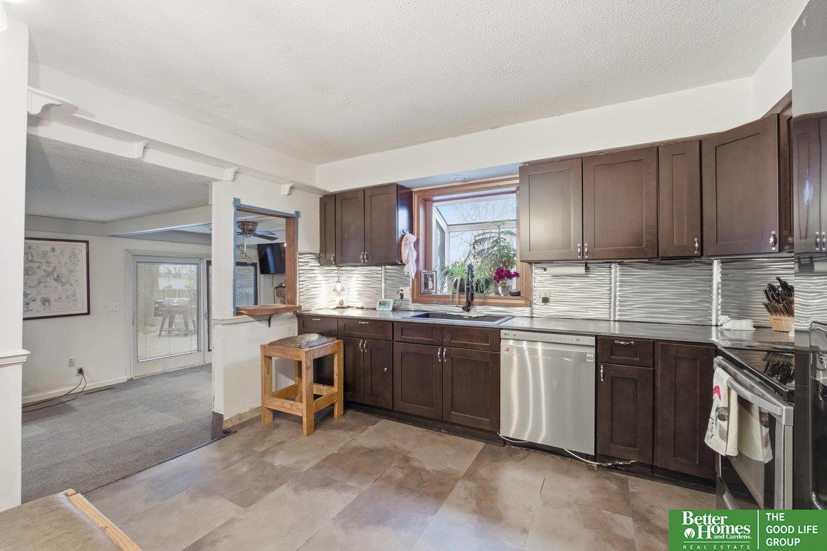904 S 152 Circle