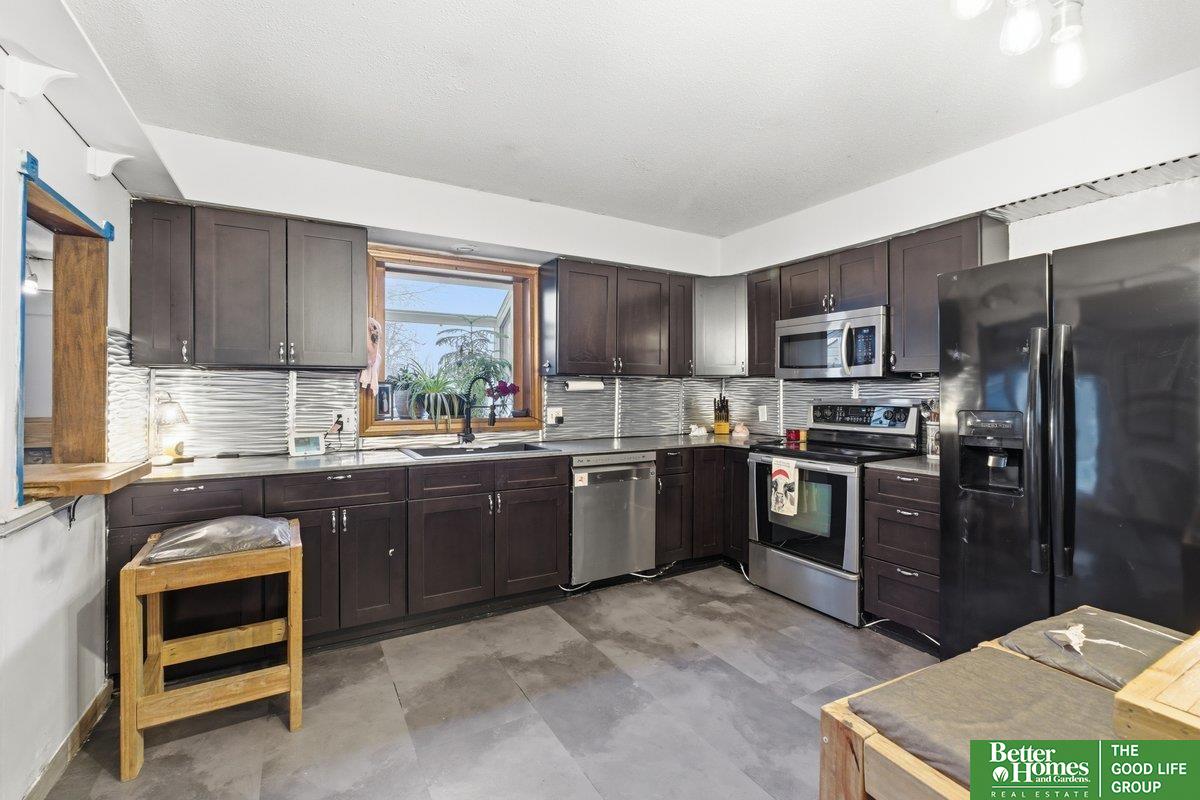 904 S 152 Circle