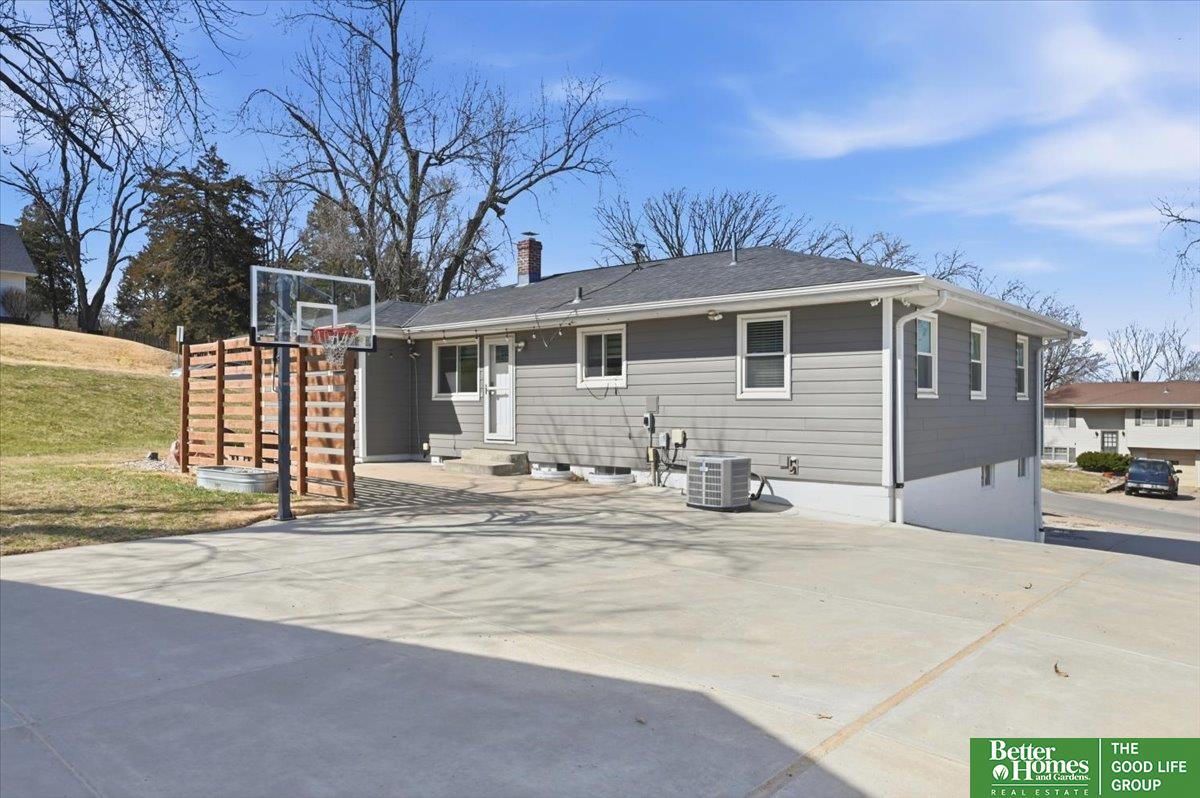 8514 Burt Street