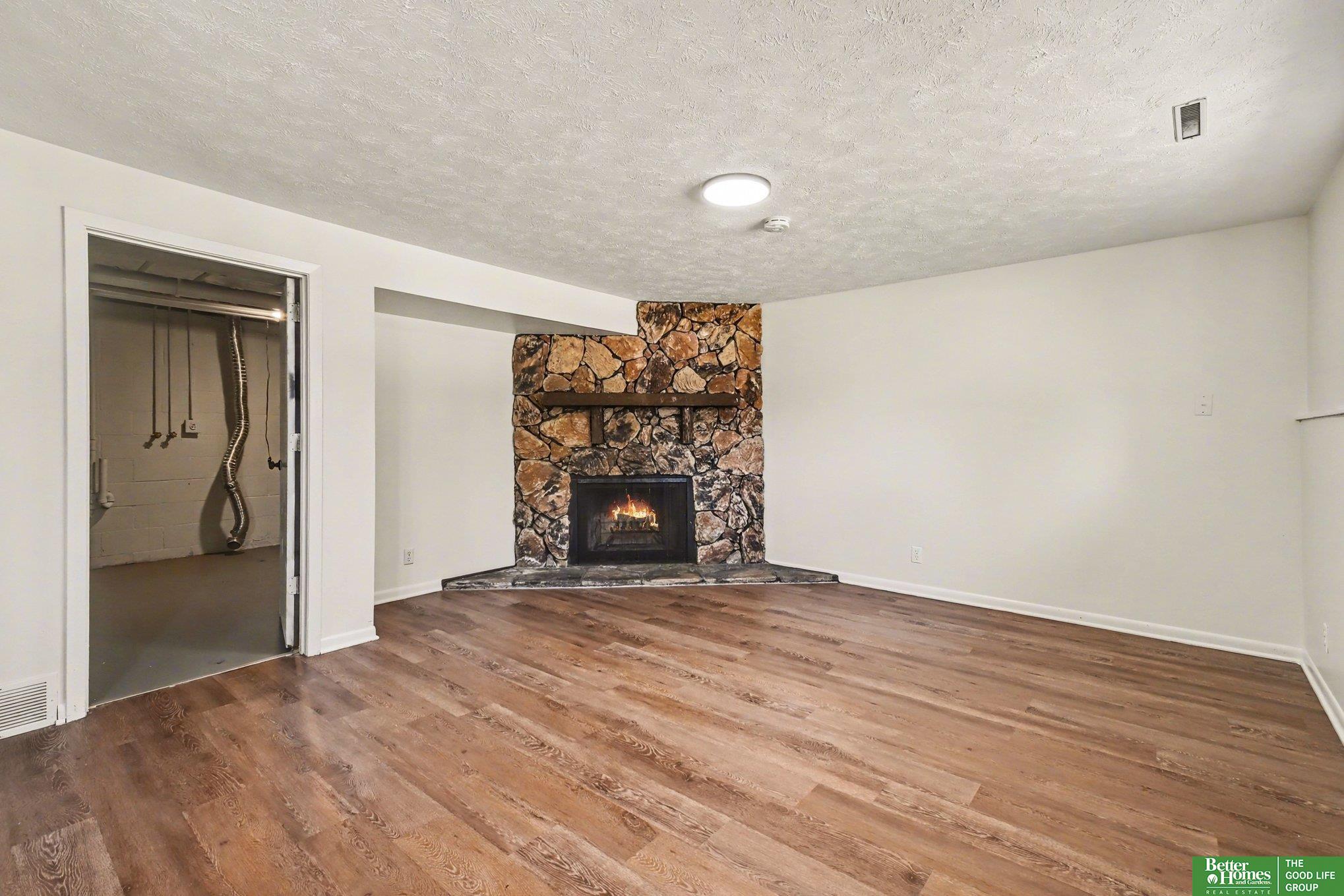 906 Overland Trail