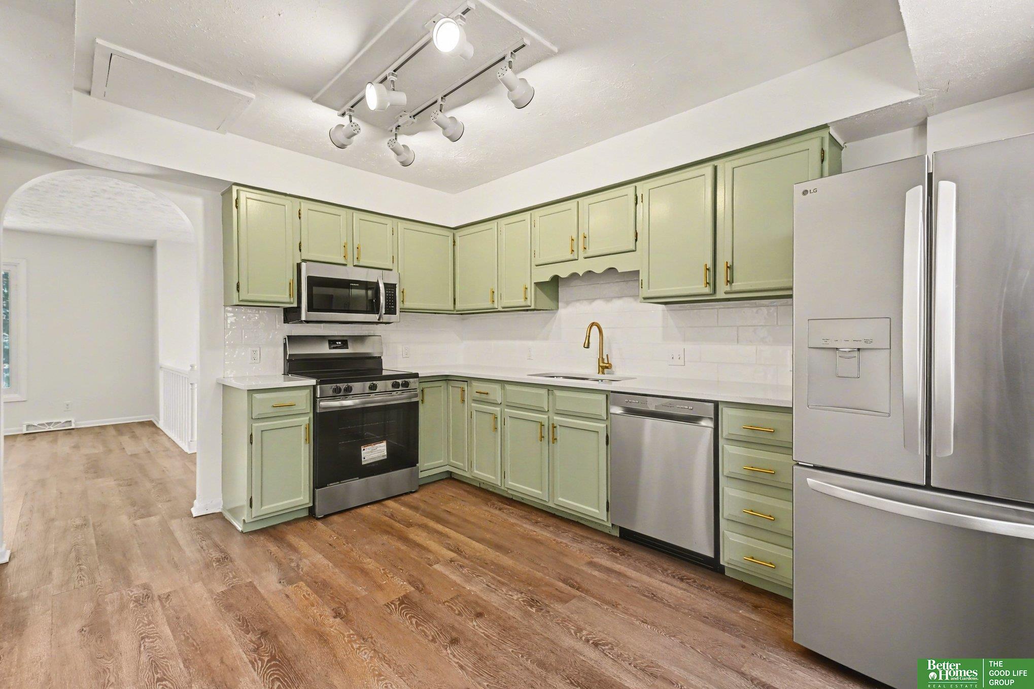 906 Overland Trail