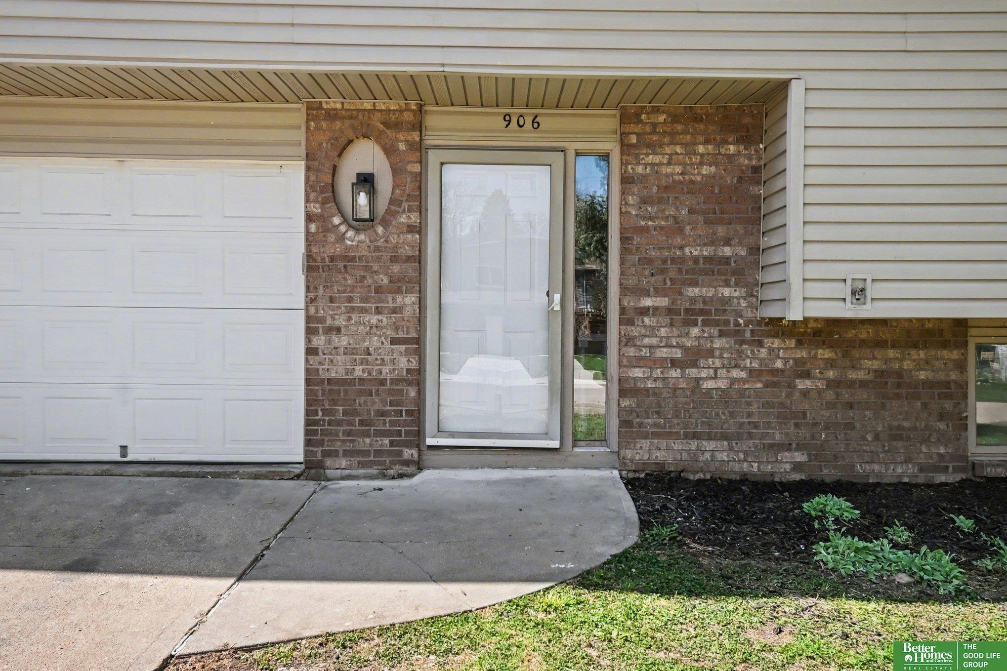 906 Overland Trail
