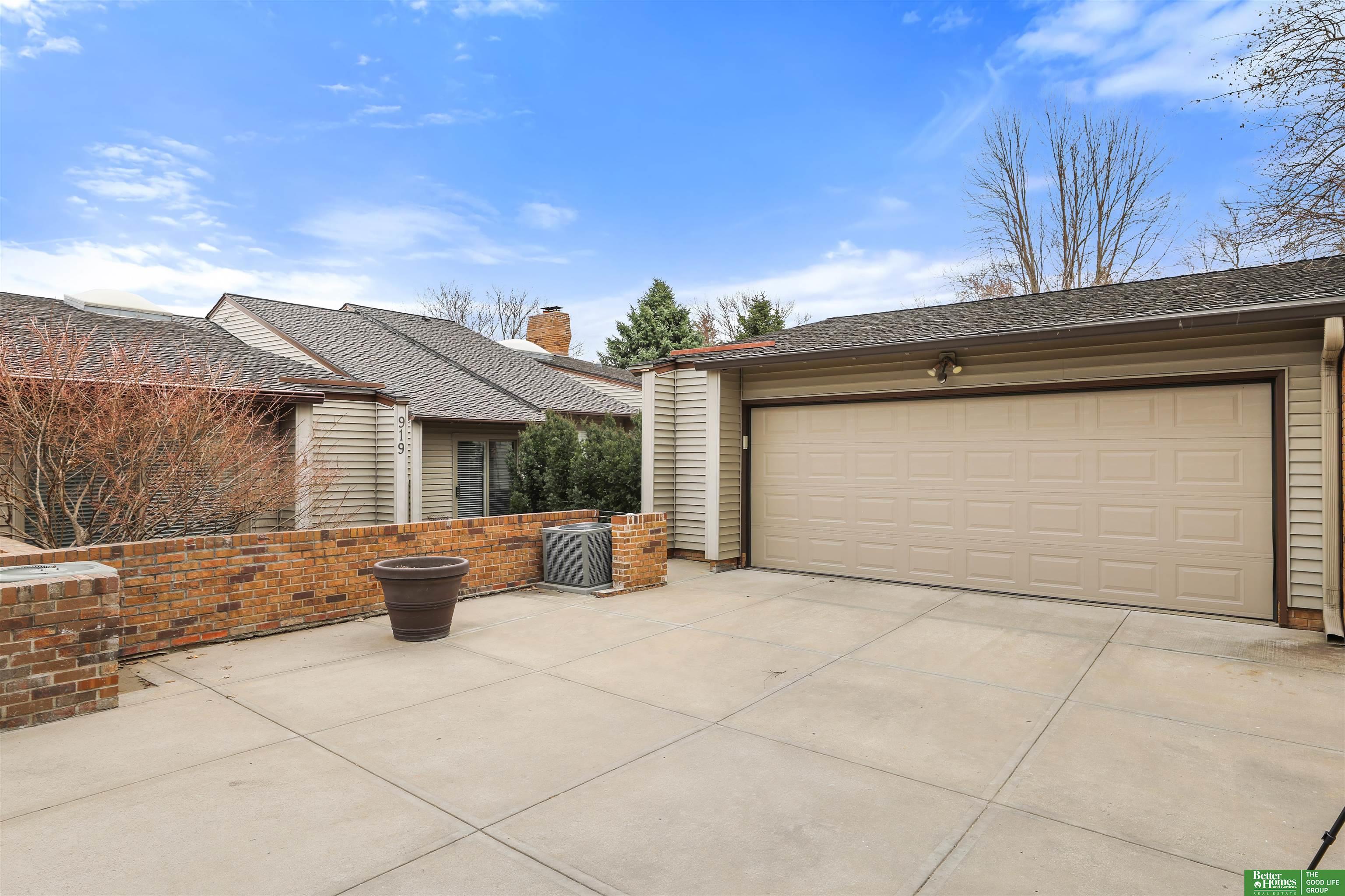 919 S 112th Plaza