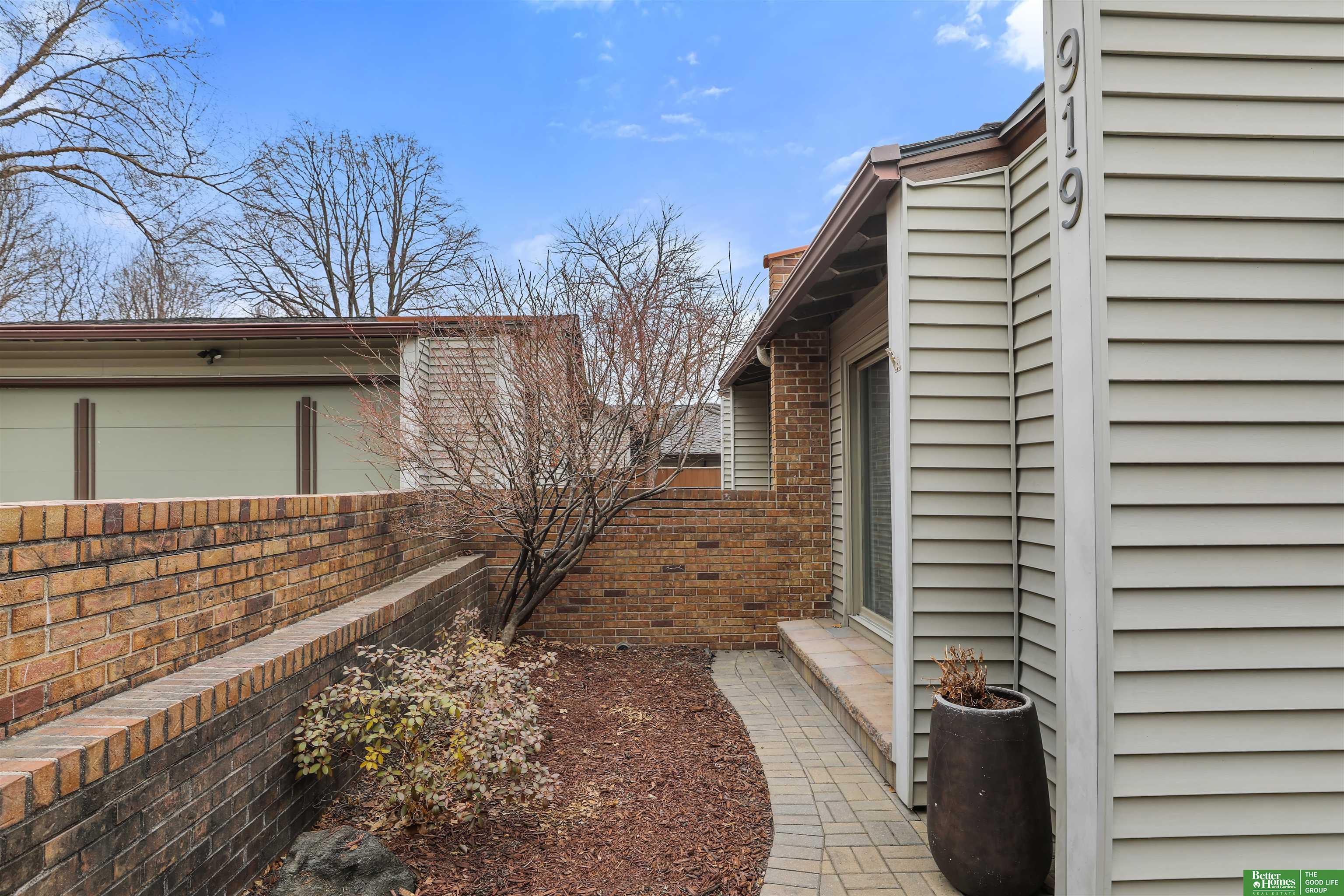 919 S 112th Plaza
