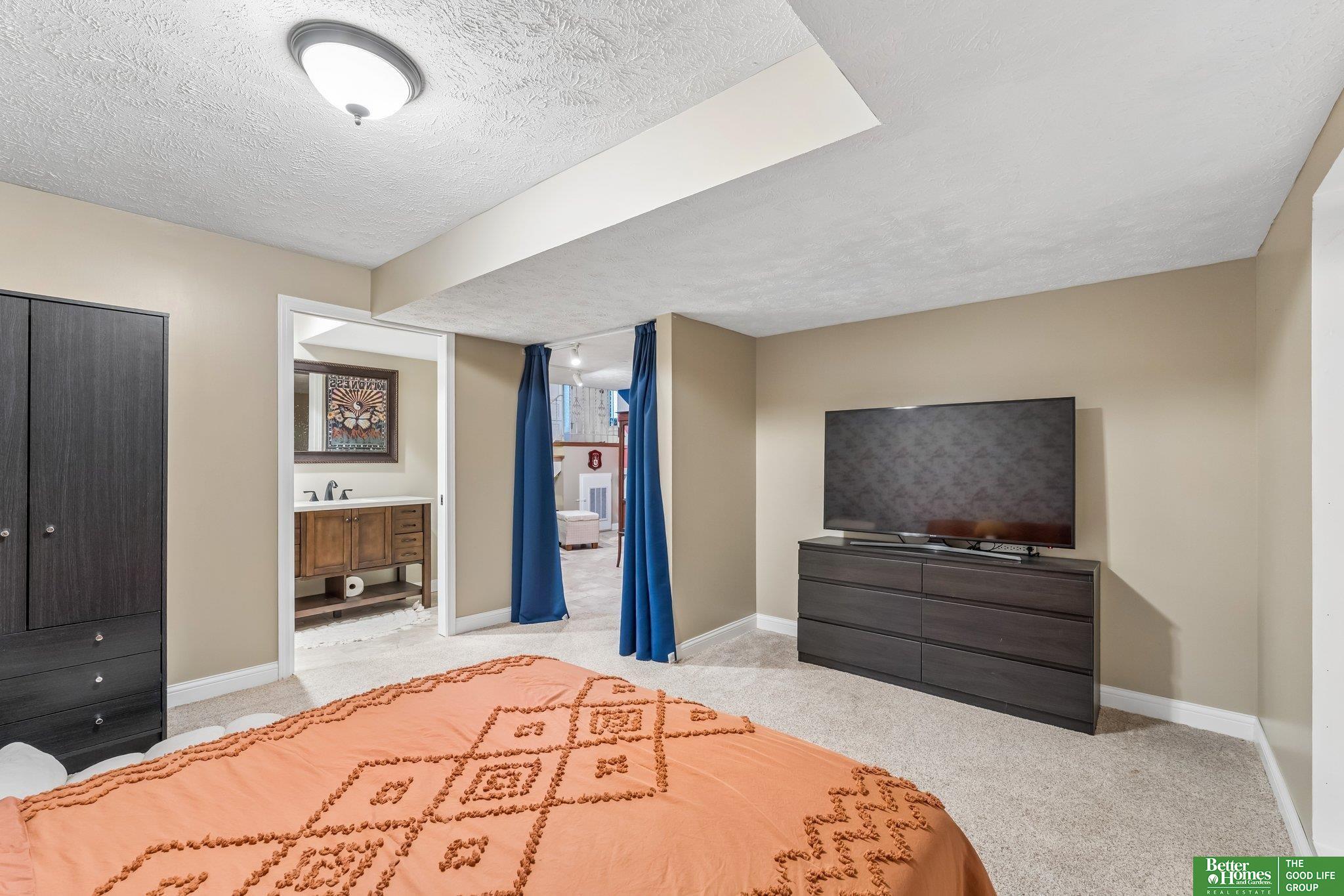 1218 N 145 Plaza